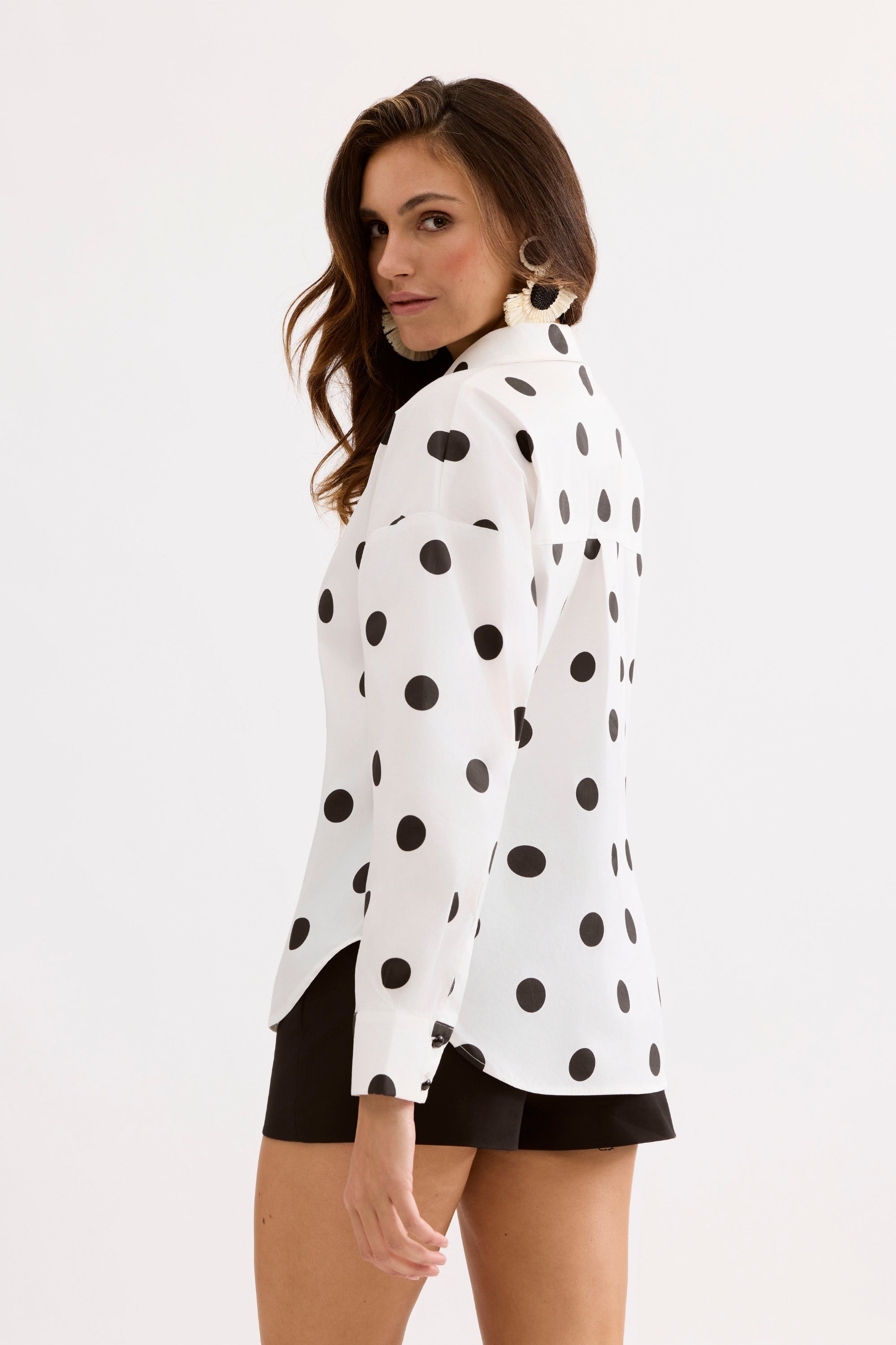 Chemise blanche à pois noirs