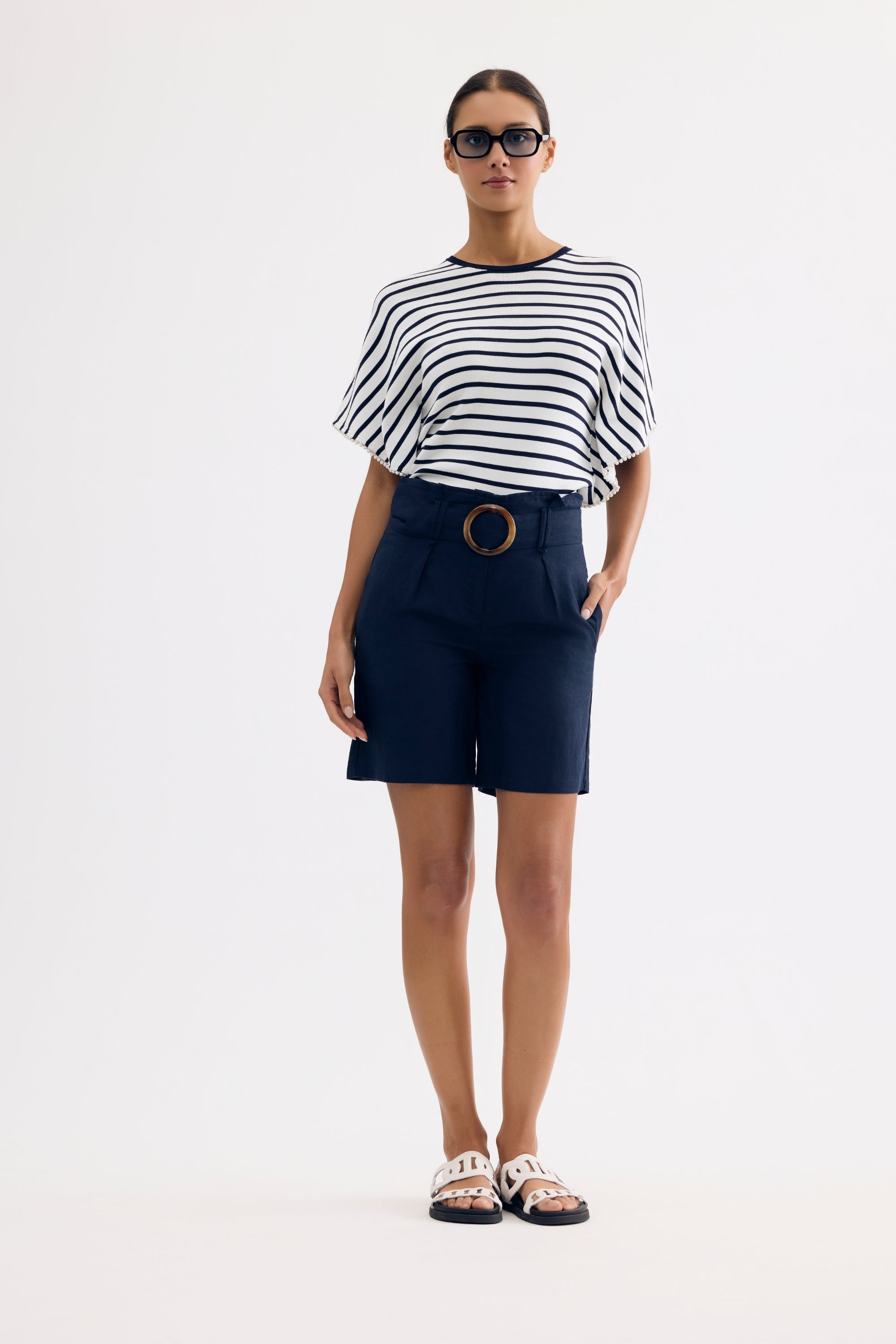 Short en lin ceinturé taille haute bleu marine