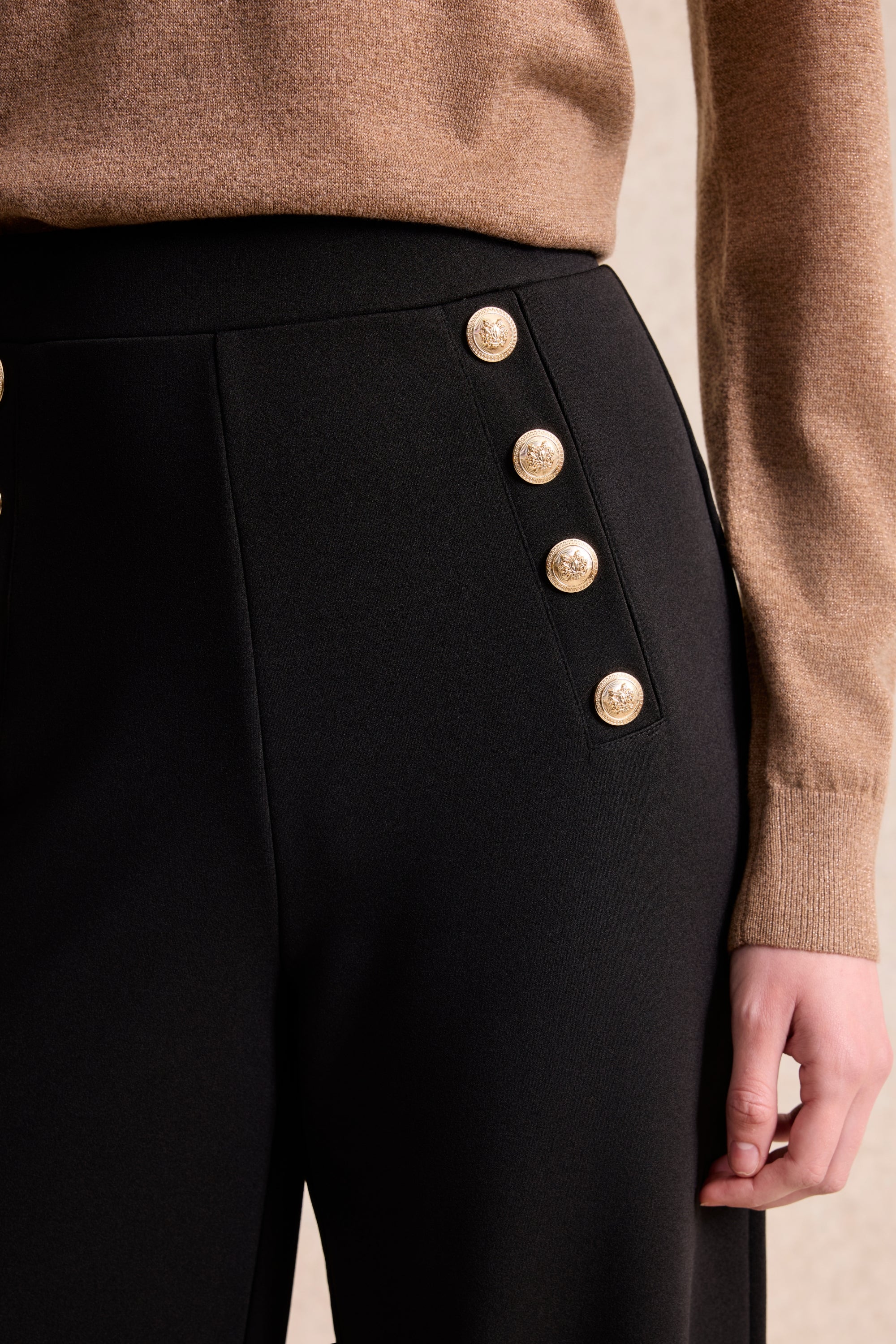 Pantalon large taille haute à boutons dorés