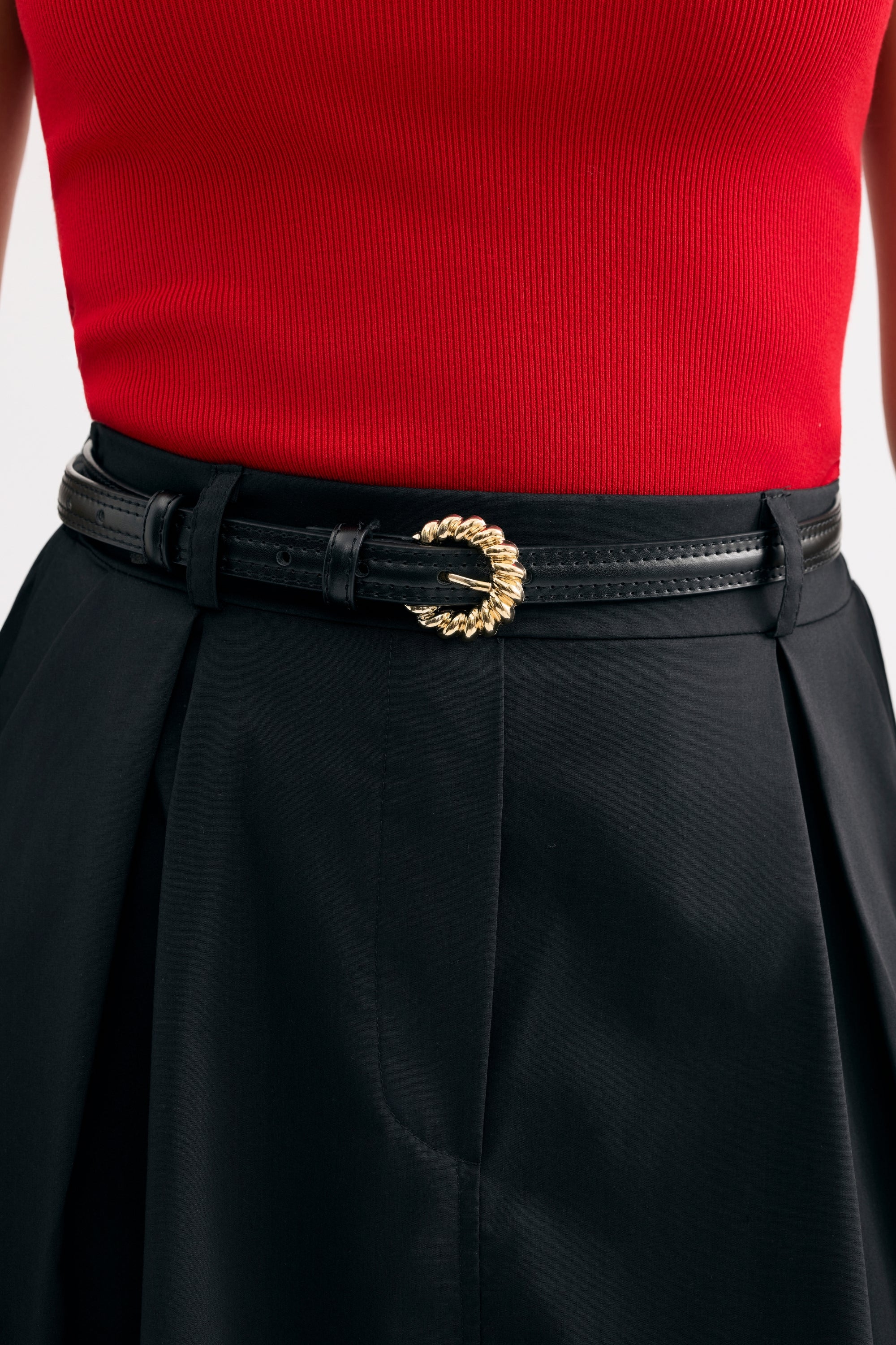 Ceinture en cuir boucle dorée torsadée noire