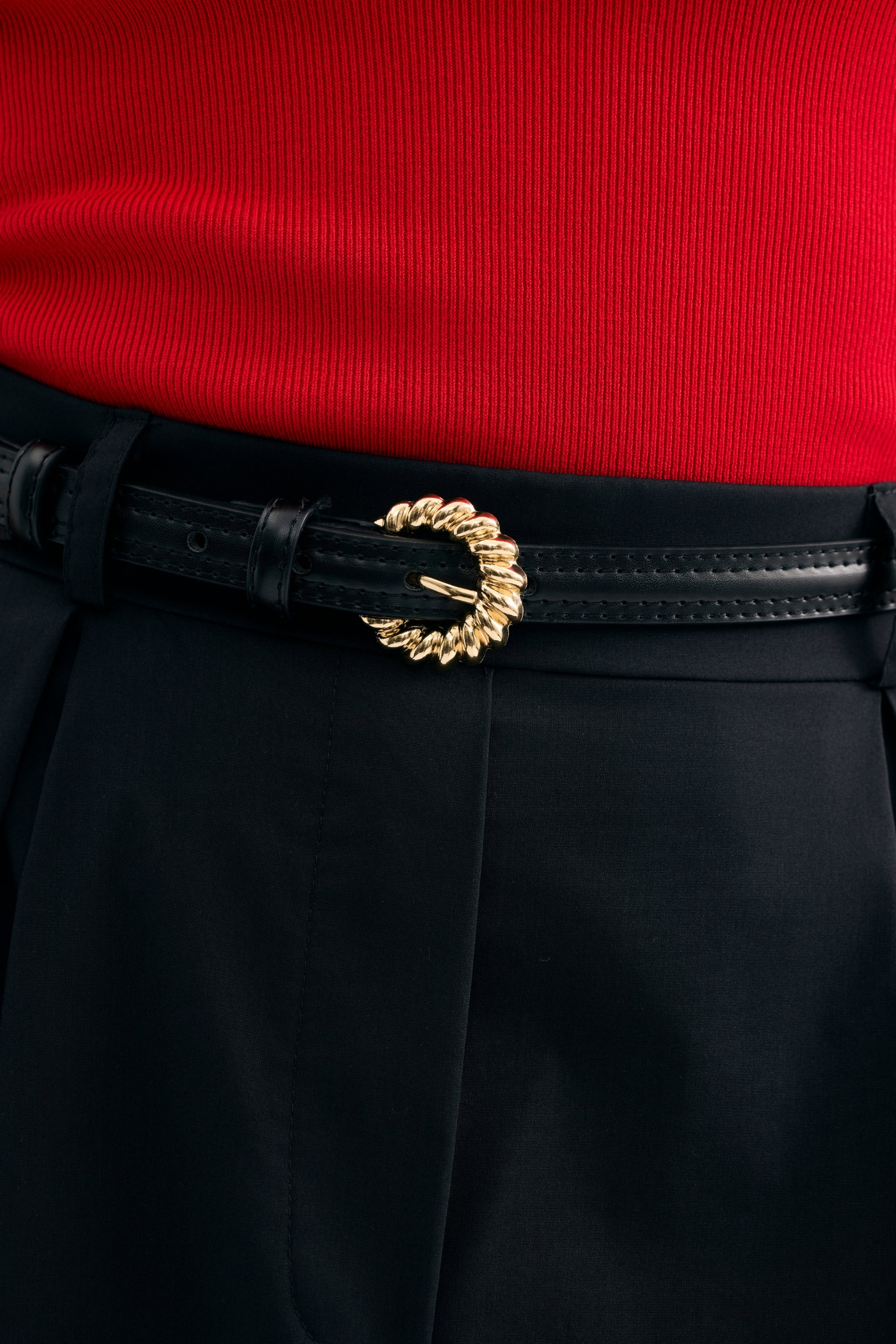 Ceinture en cuir boucle dorée torsadée noire