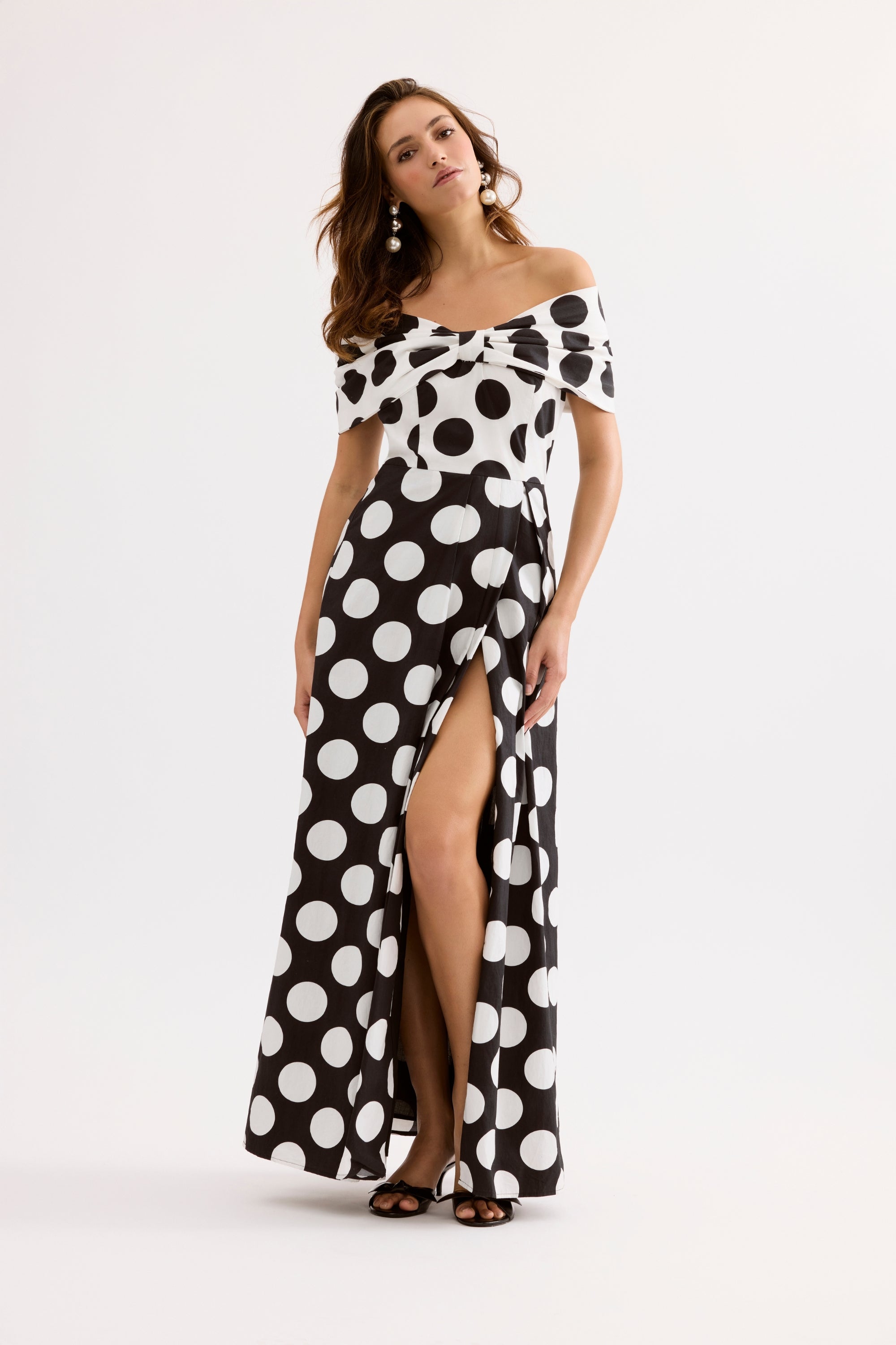 Robe longue à pois épaules dénudées