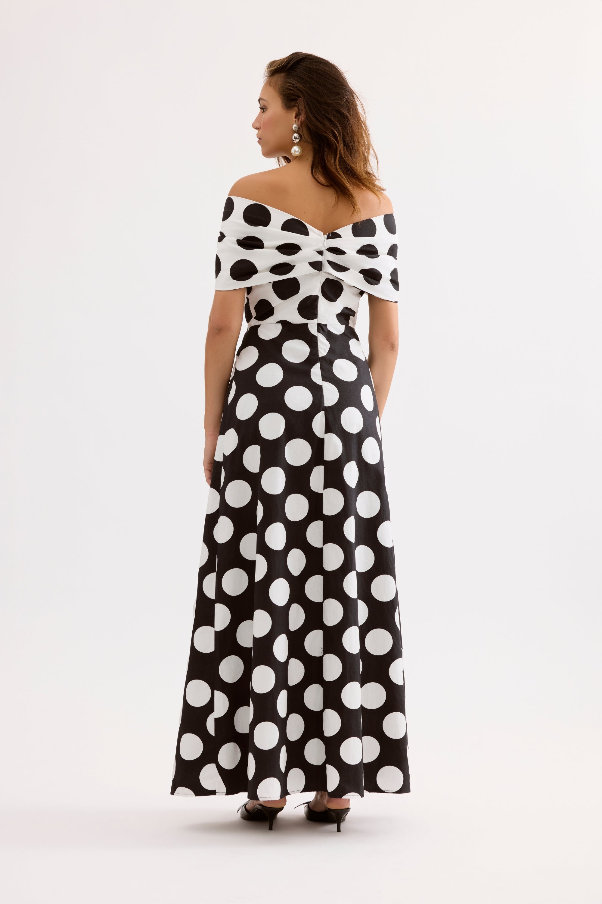 Robe longue à pois épaules dénudées