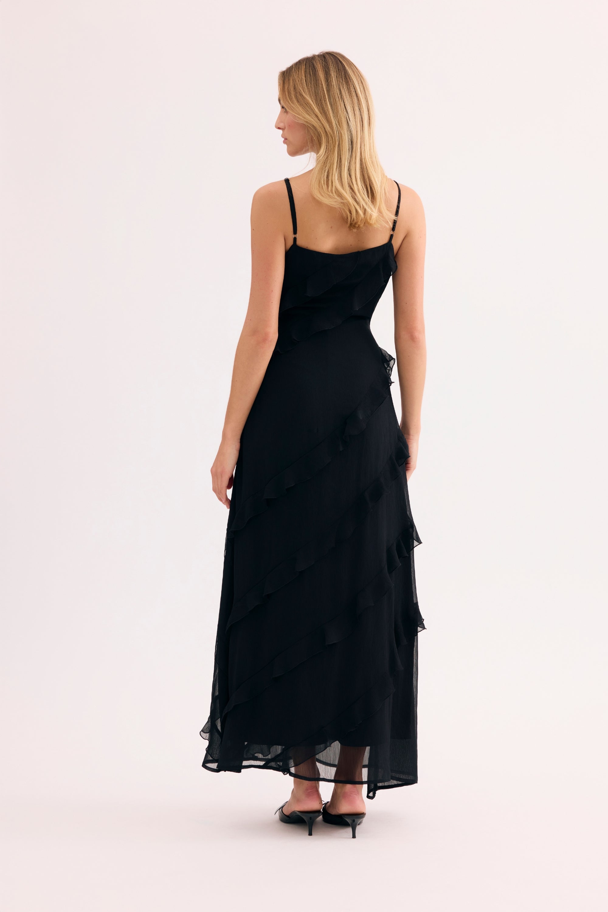 Robe longue noire à volants
