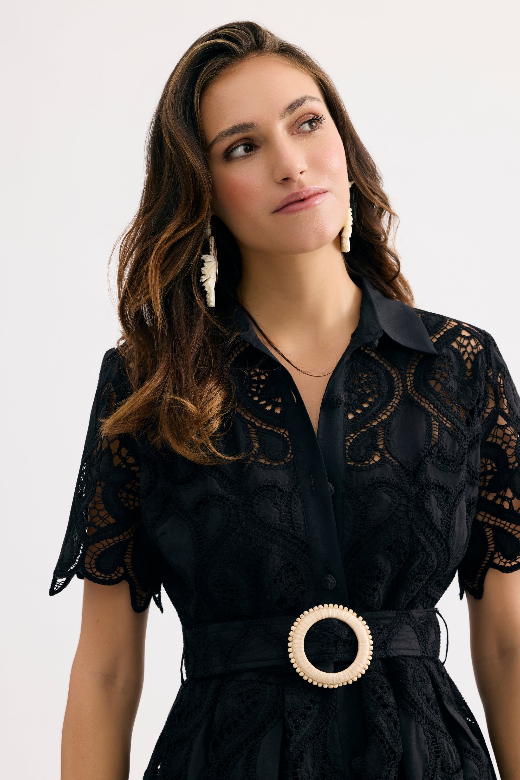 Robe courte en dentelle ceinturée noire