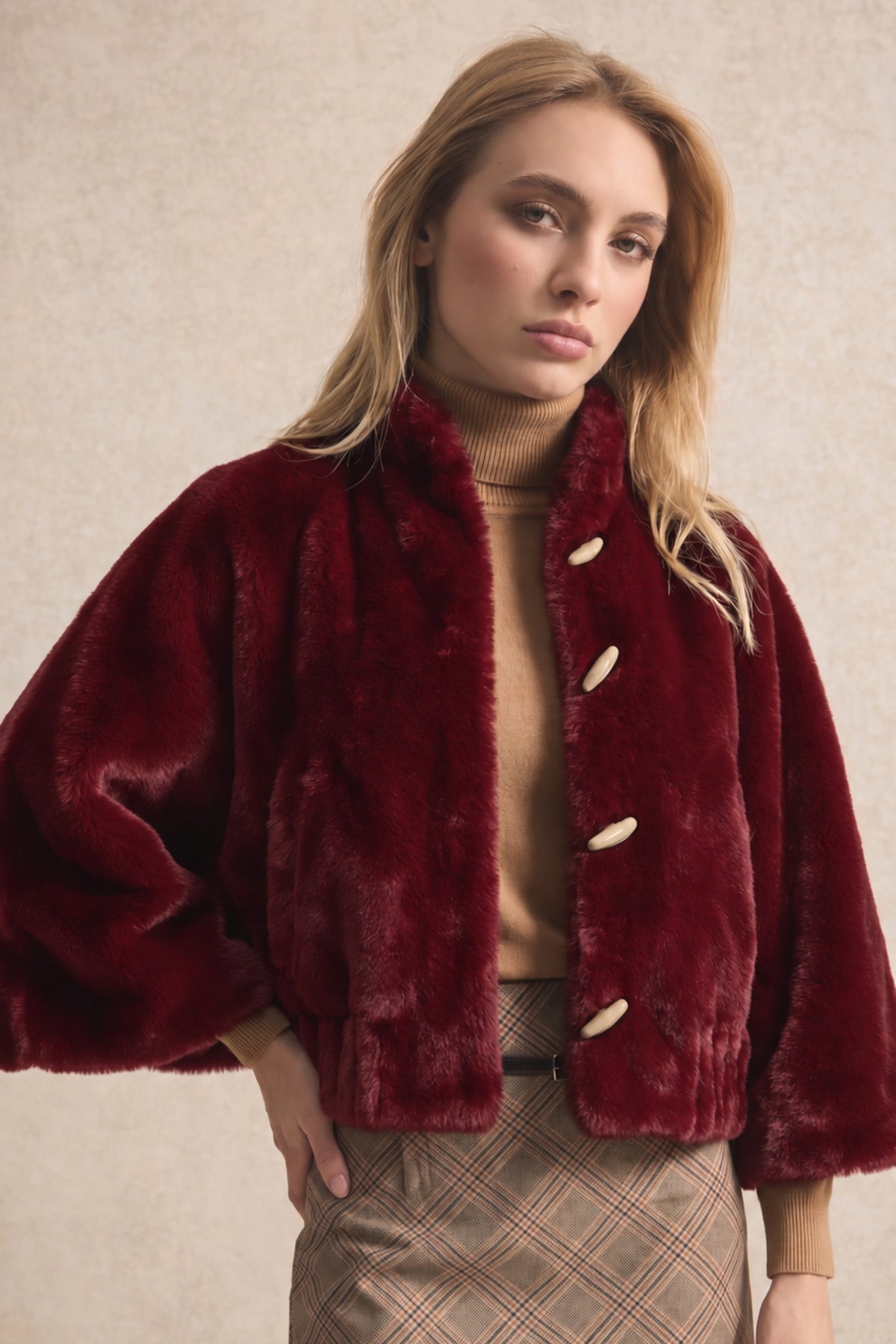 Manteau effet fourrure bordeaux