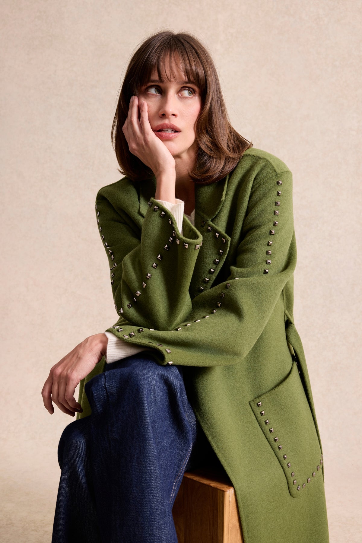 Manteau long en laine clouté vert