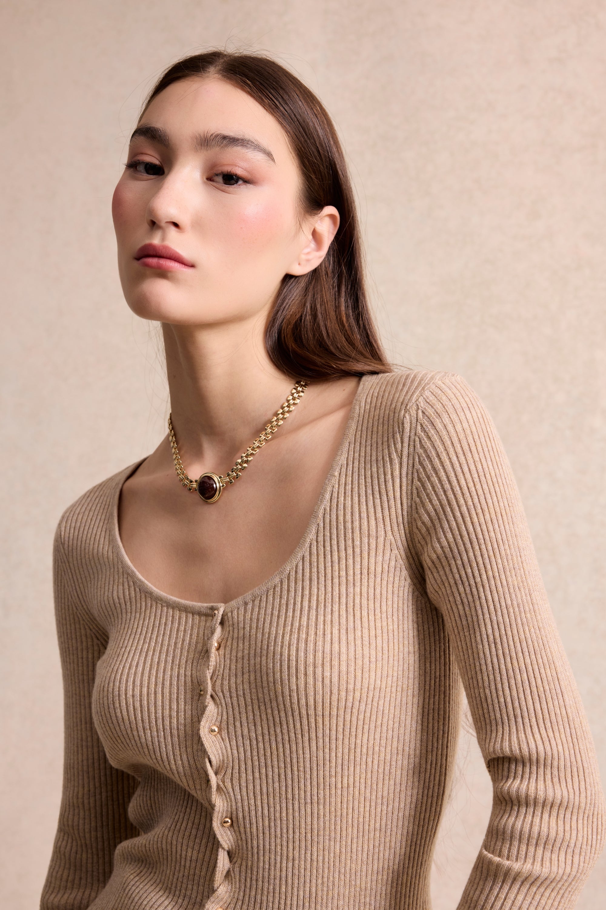 Pull côtelé à col rond et boutons bijoux beige