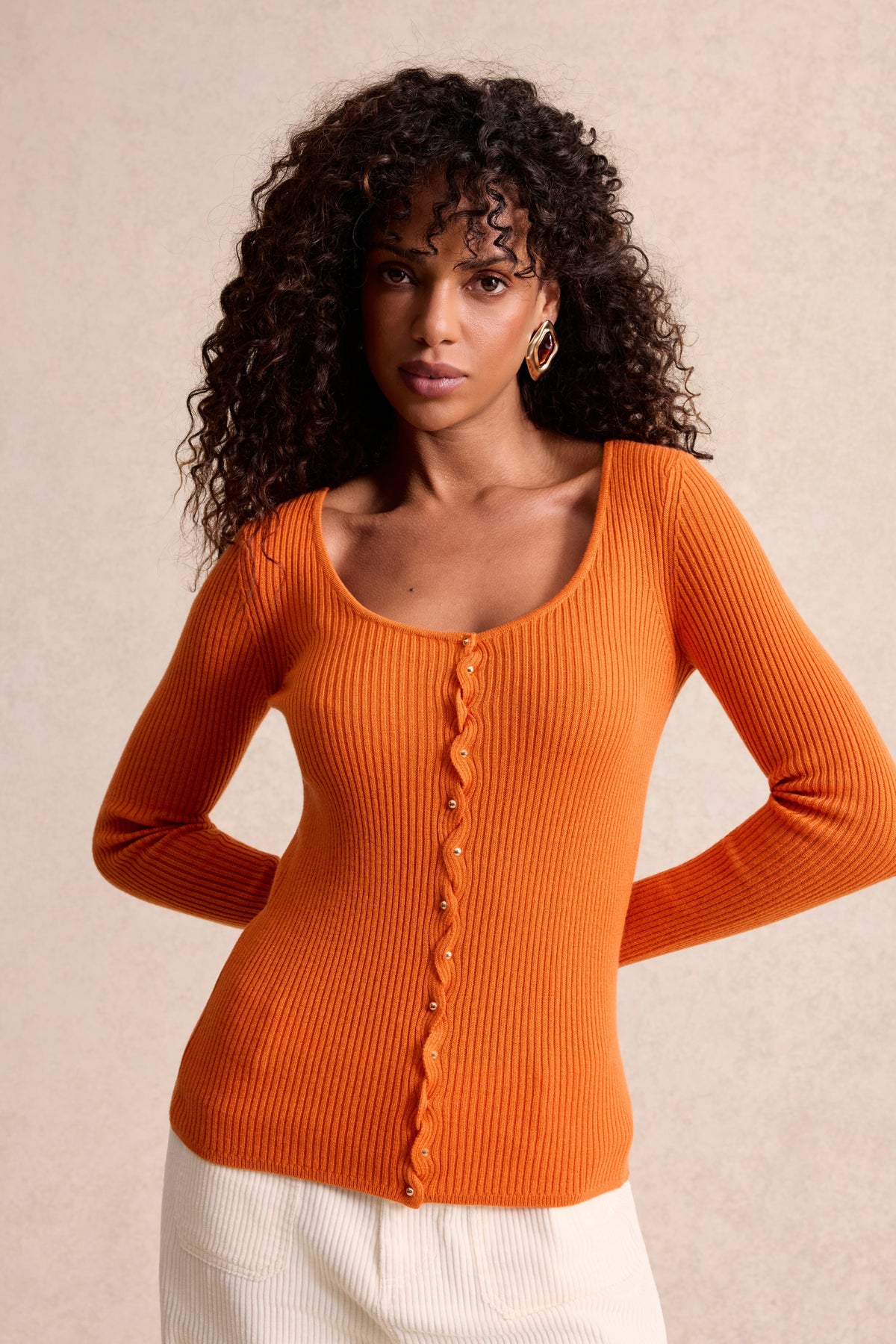 Pull côtelé à col rond et boutons bijoux orange