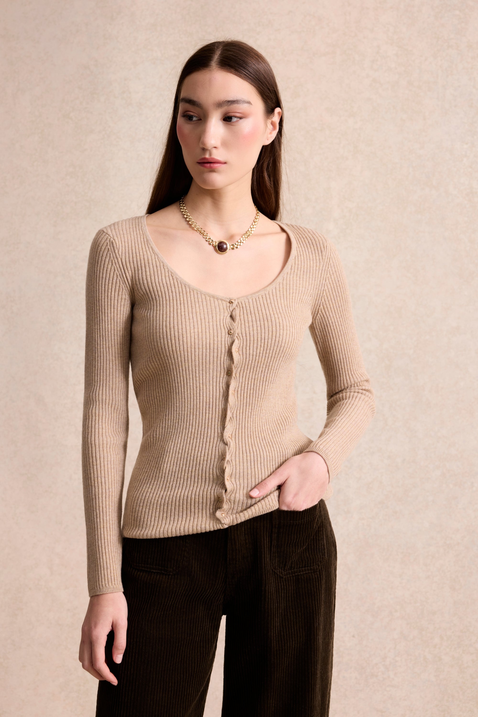 Pull côtelé à col rond et boutons bijoux beige