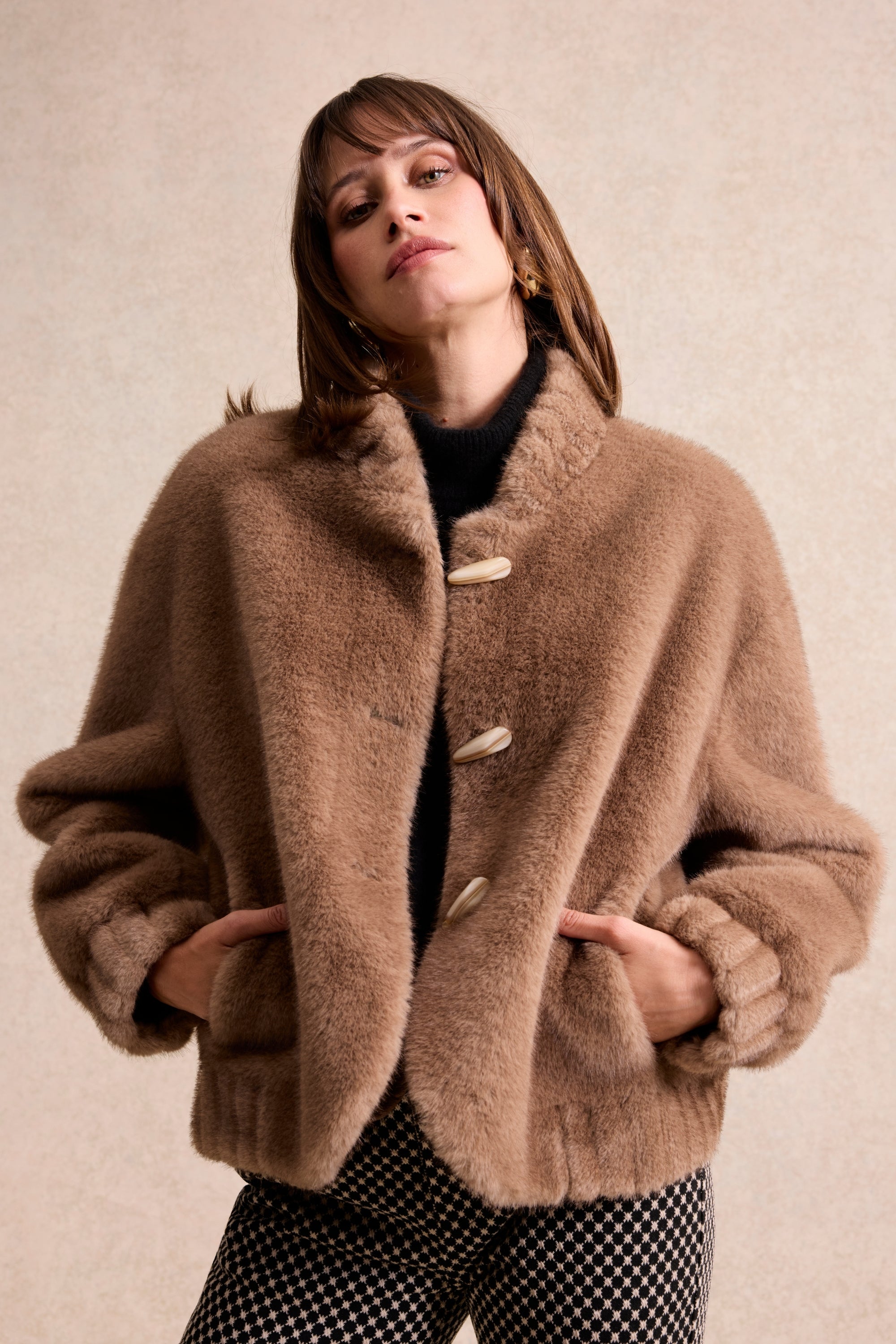 Veste fausse fourrure à boutons camel