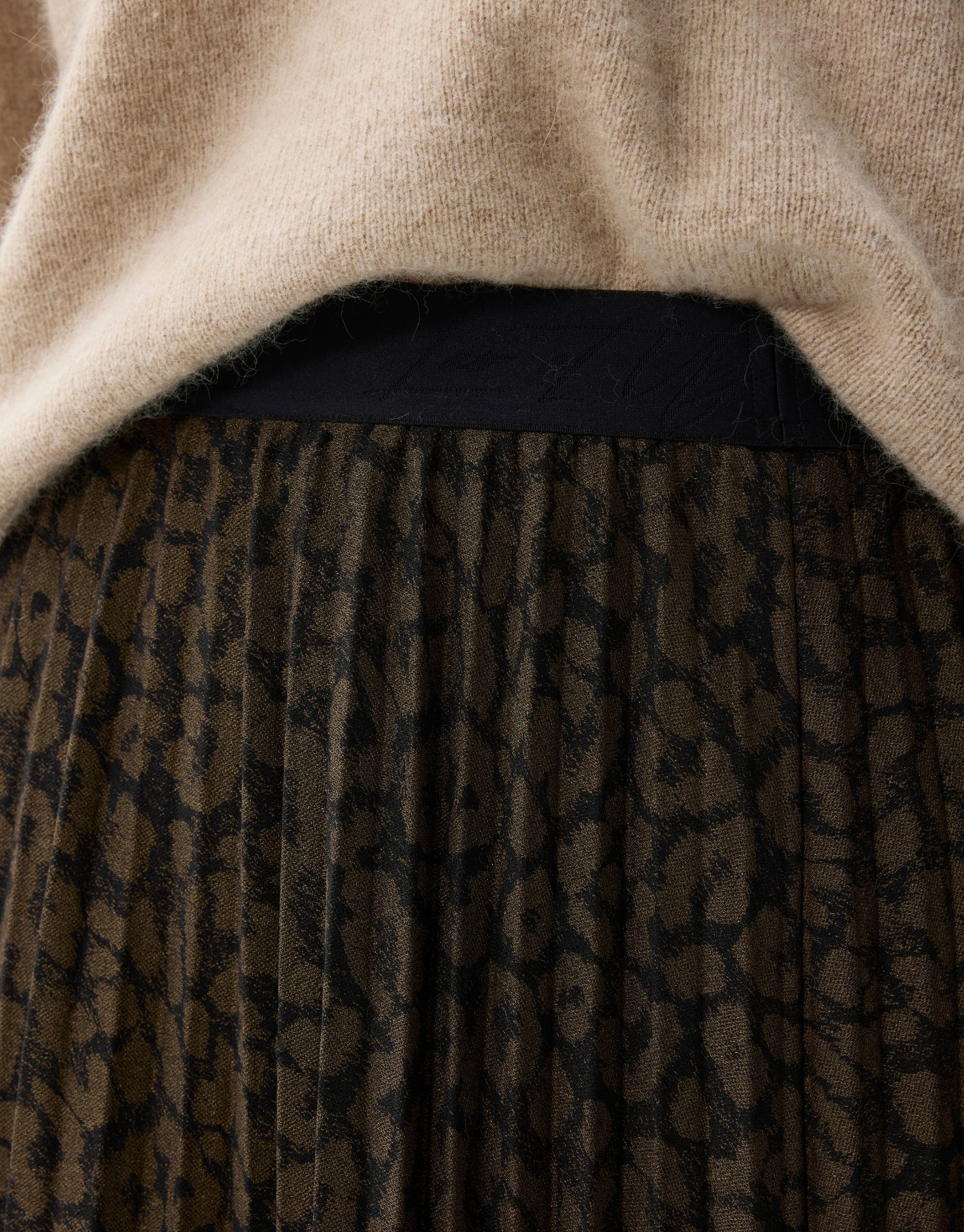 Gonna plissettata con stampa leopardata kaki e nera