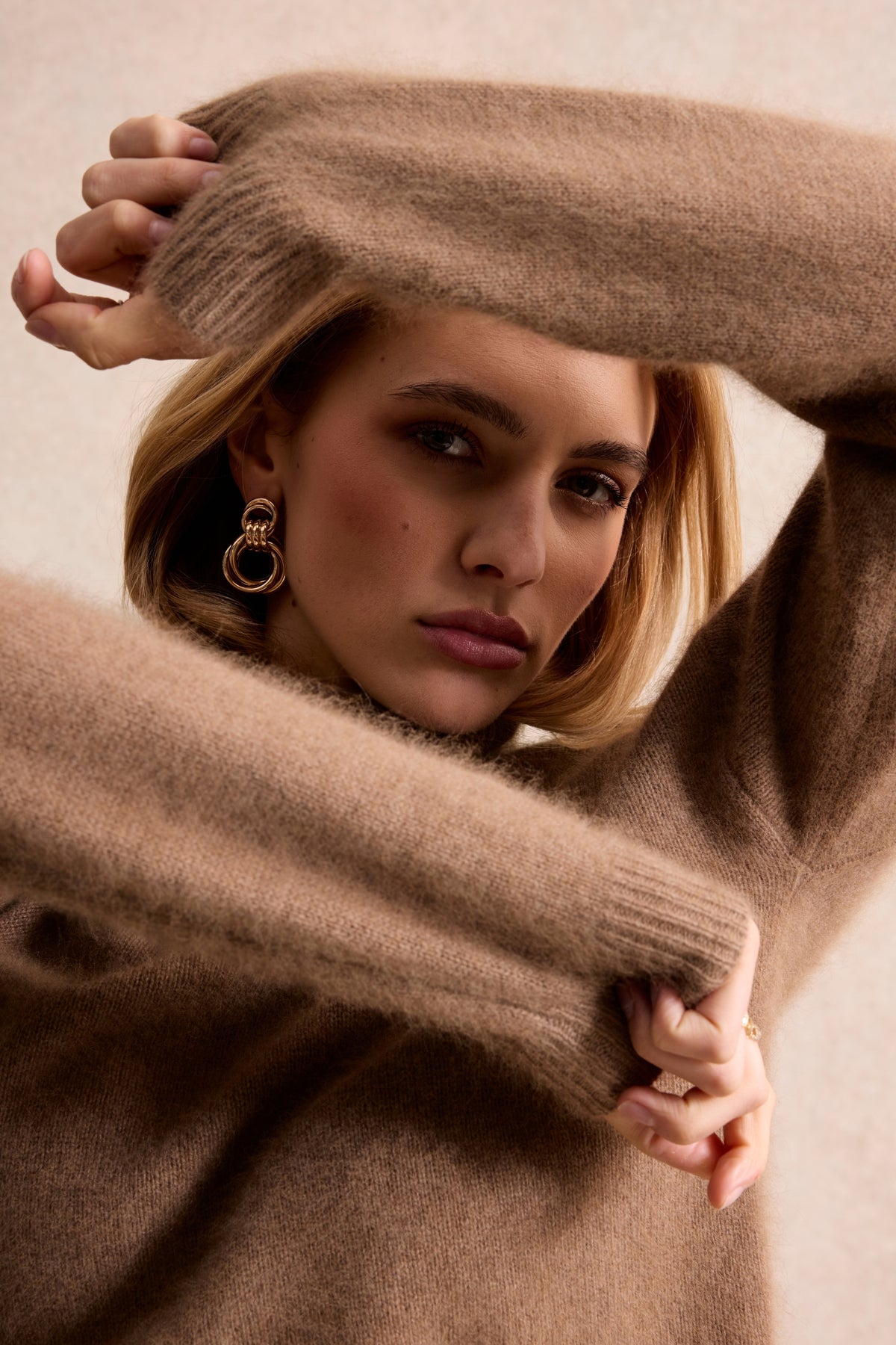 Pull col roulé en laine et raton laveur taupe