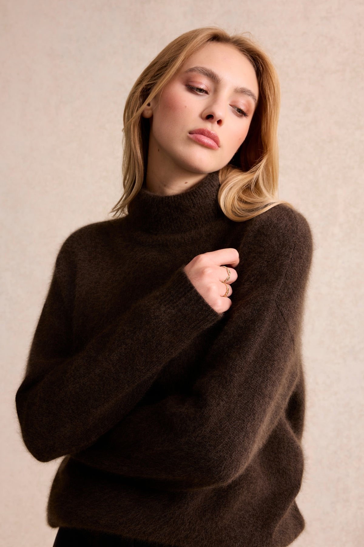 Pull col roulé en laine et raton laveur marron
