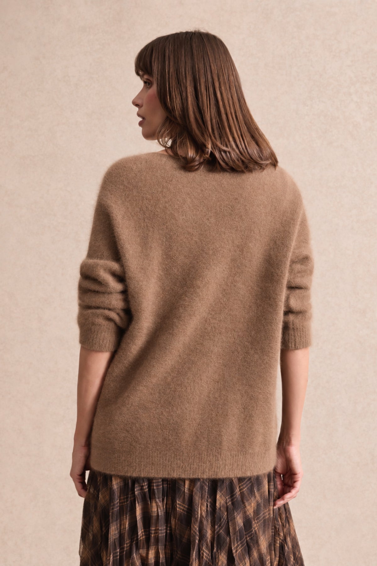 Pull col V en laine et raton laveur taupe