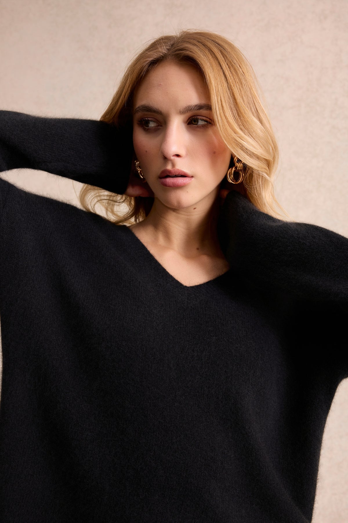 Pull col V en laine et raton laveur noir