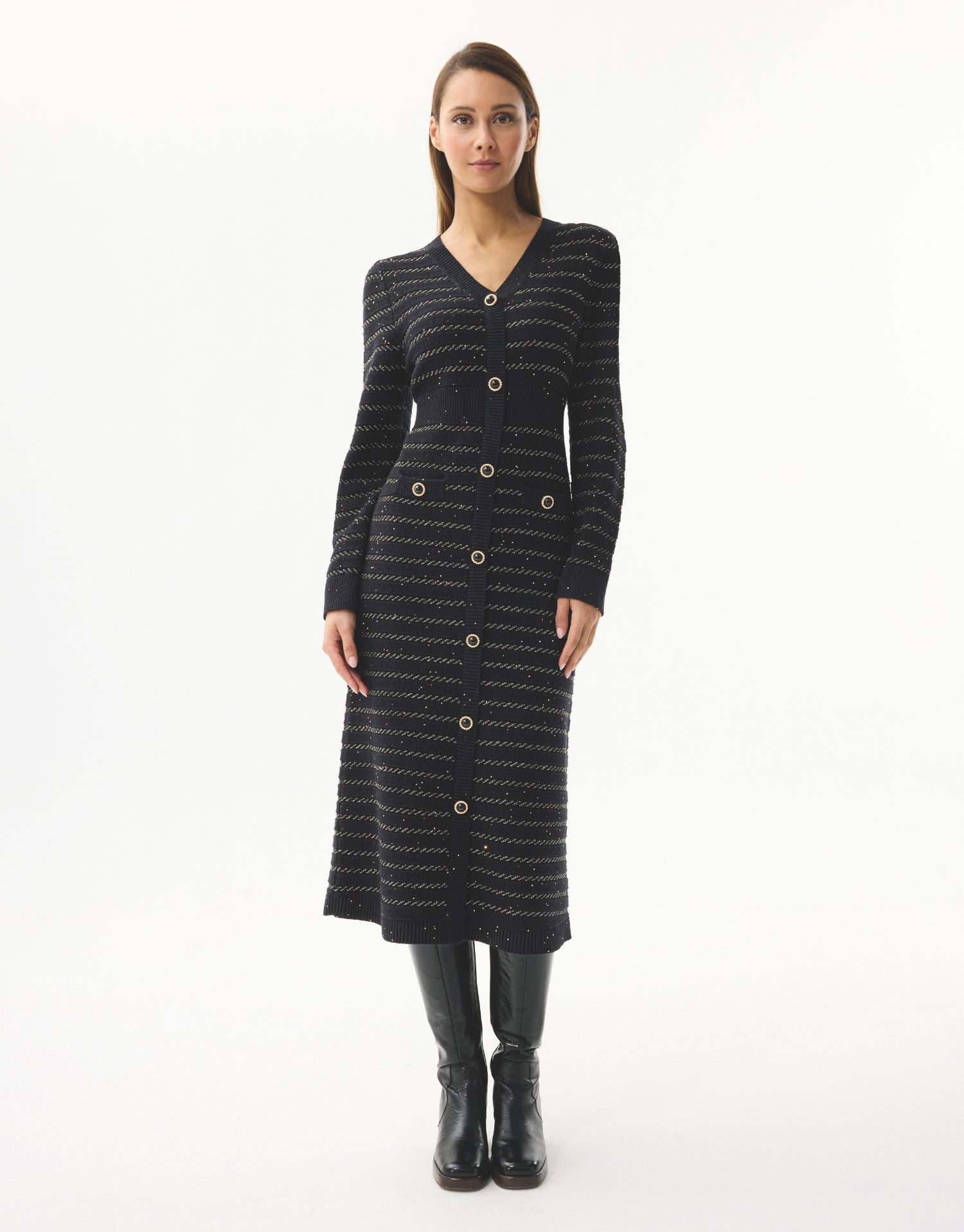 Robe longue en maille noire à boutons dorés