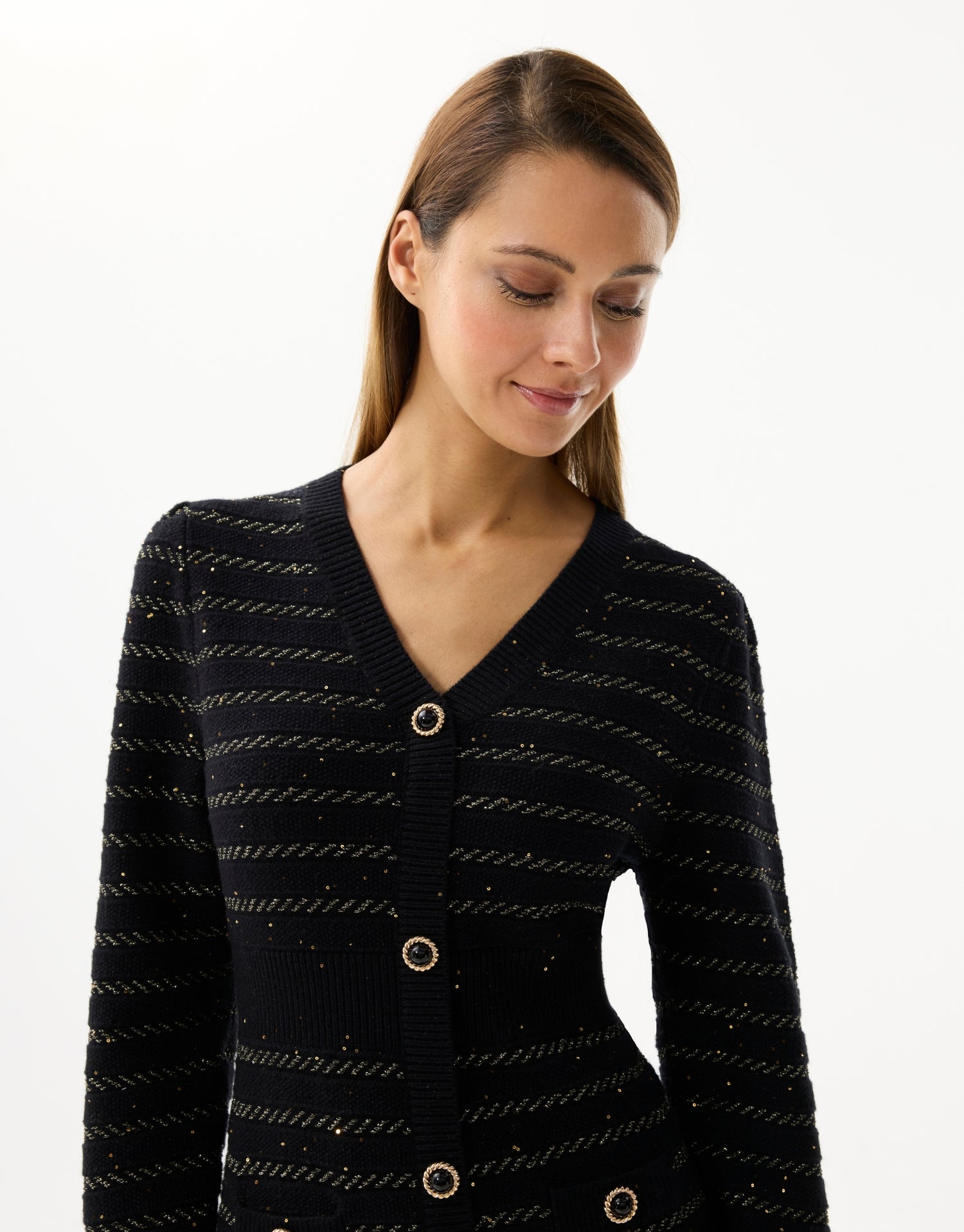 Robe longue en maille noire à boutons dorés