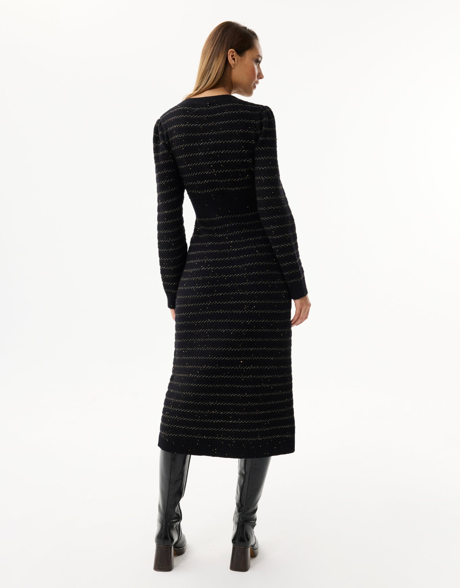 Robe longue en maille noire à boutons dorés