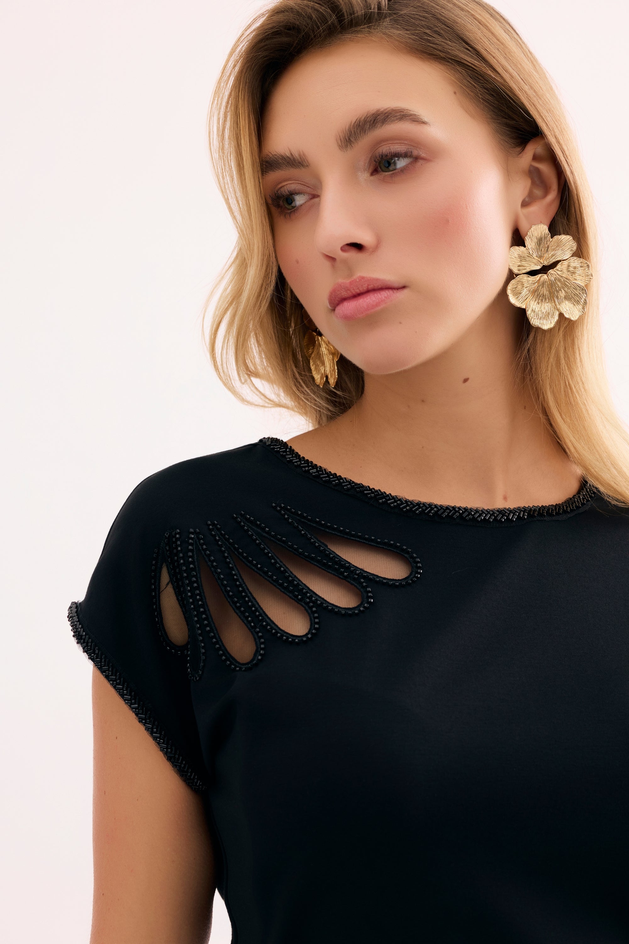T-shirt noir détails ajourés et perles