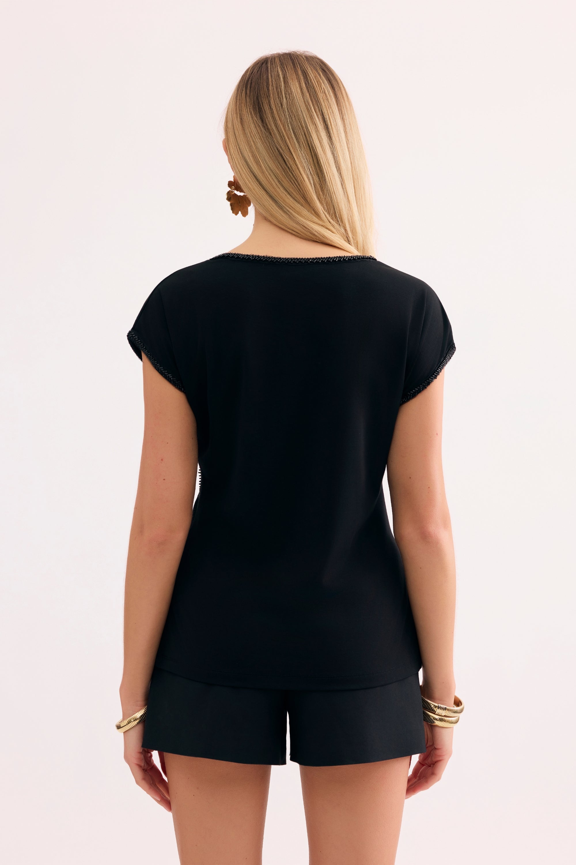 T-shirt noir détails ajourés et perles
