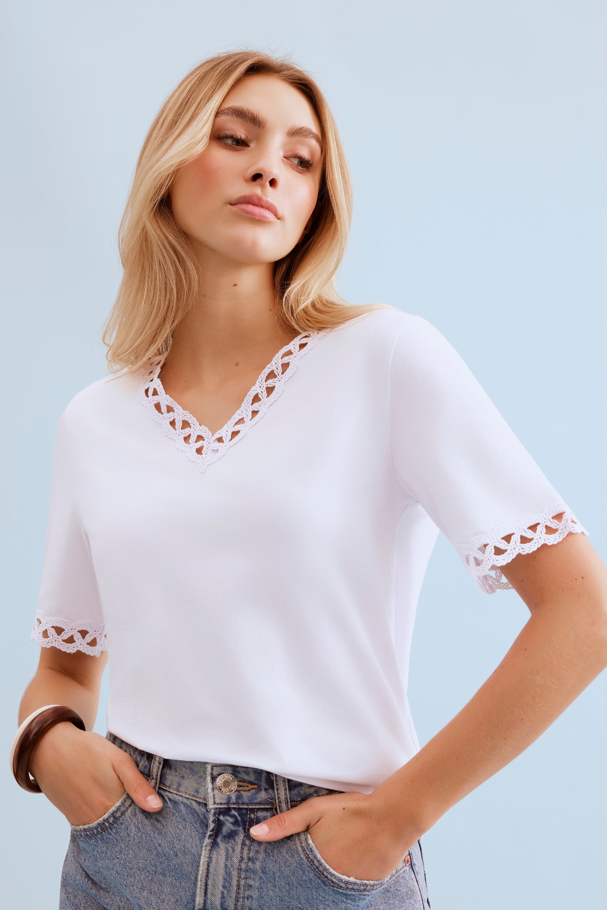 T-shirt col V détails dentelle blanc