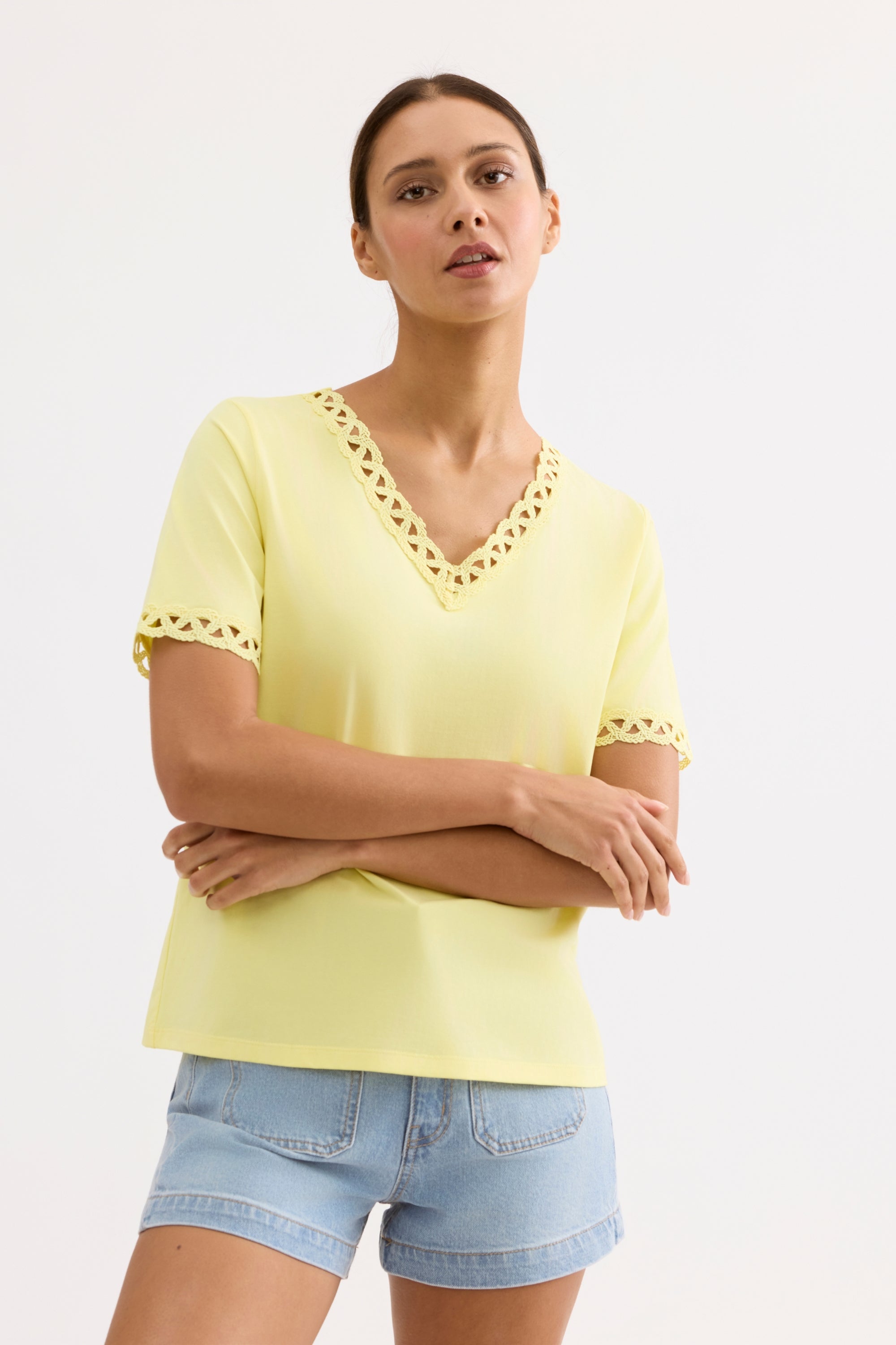 T-shirt col V détails dentelle jaune