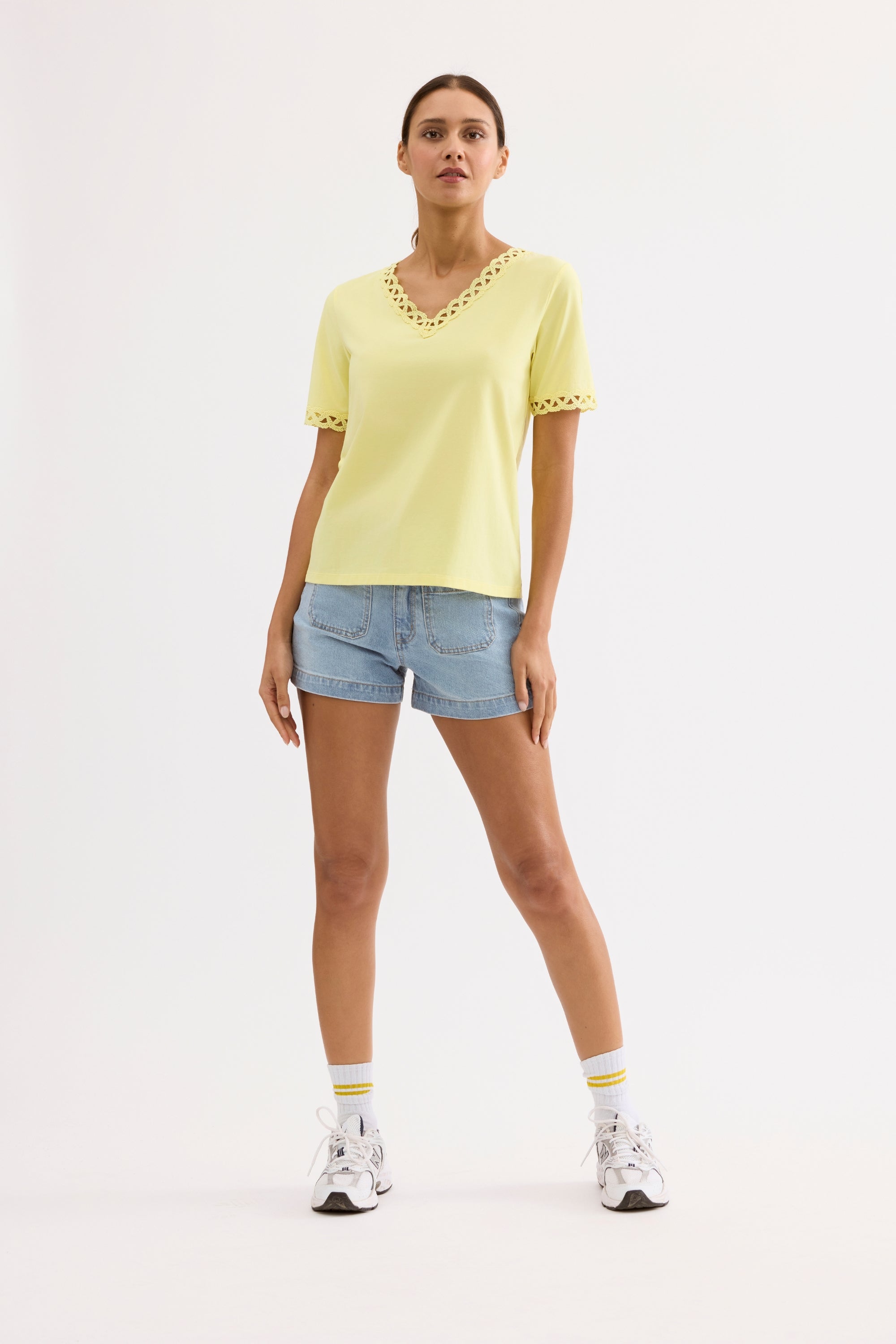 T-shirt col V détails dentelle jaune
