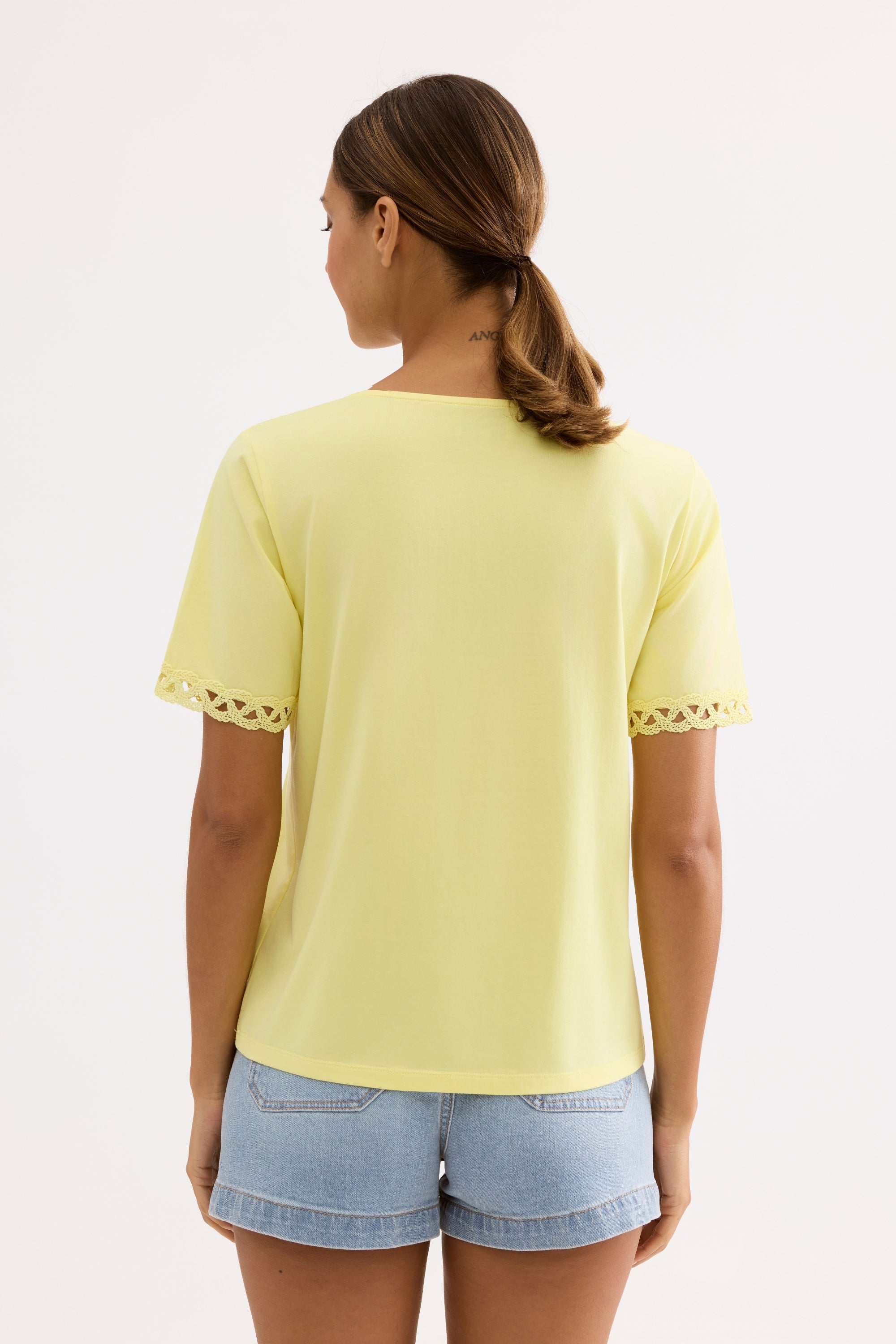 T-shirt col V détails dentelle jaune