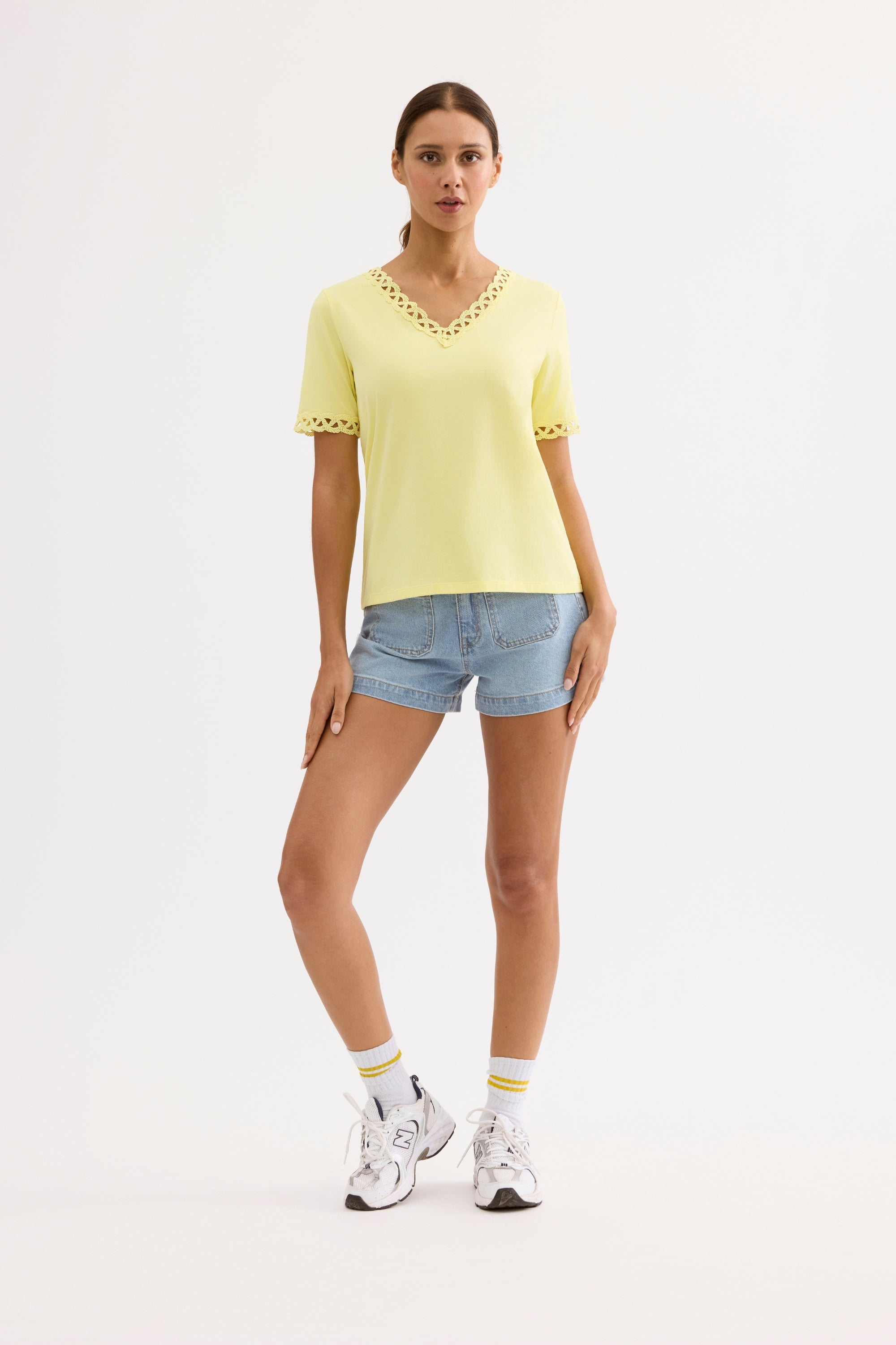 T-shirt col V détails dentelle jaune