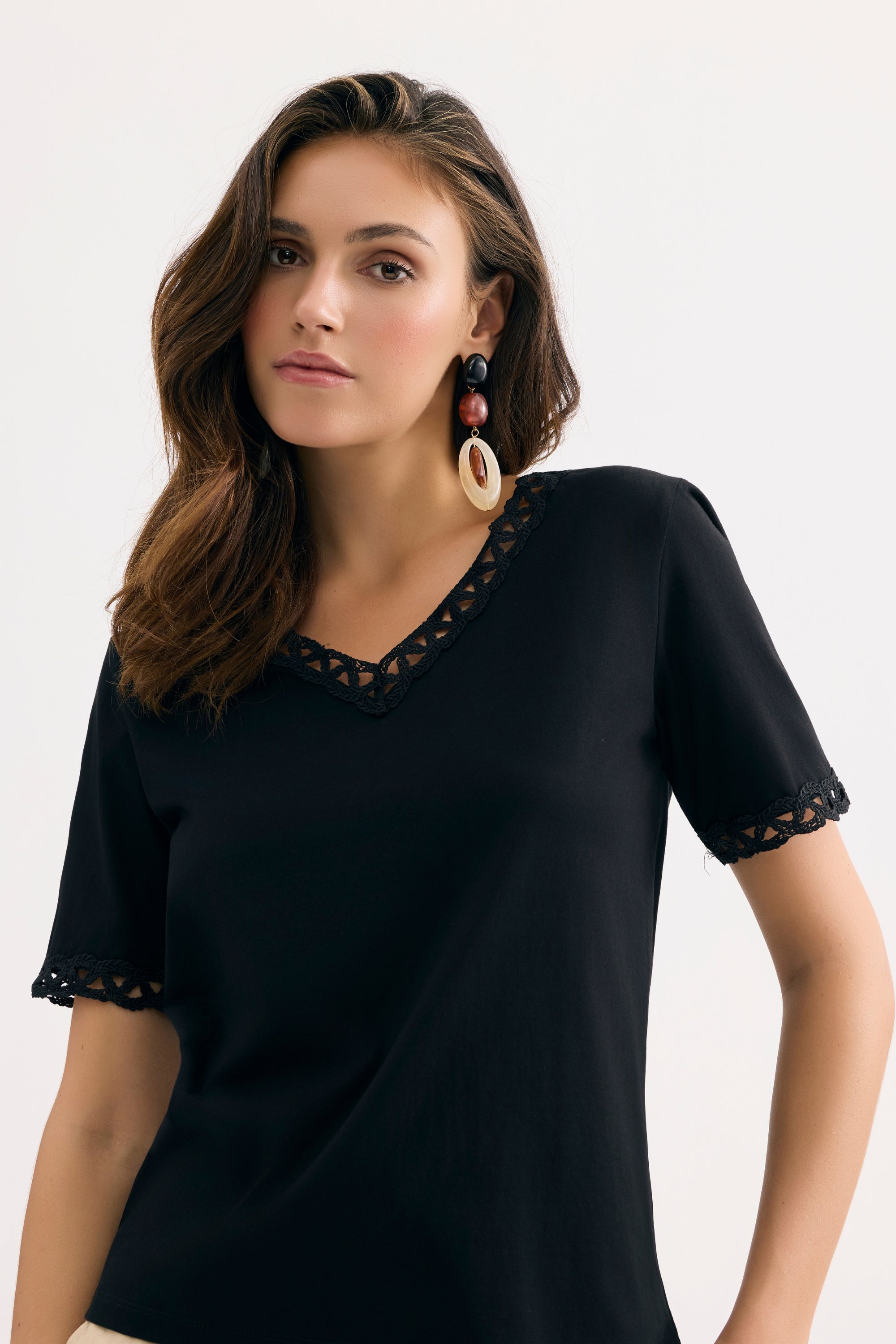 T-shirt col V détails dentelle noir
