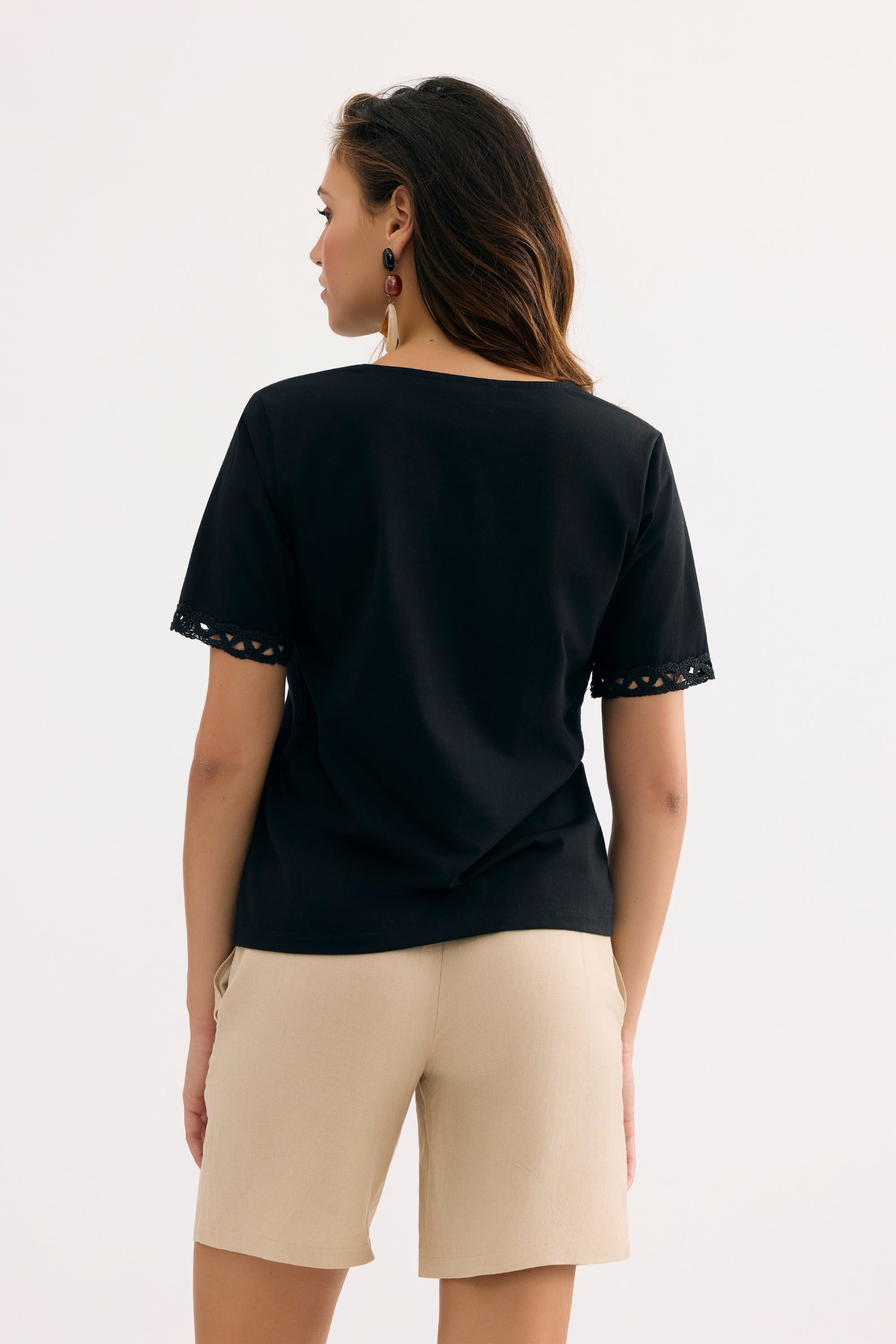 T-shirt col V détails dentelle noir