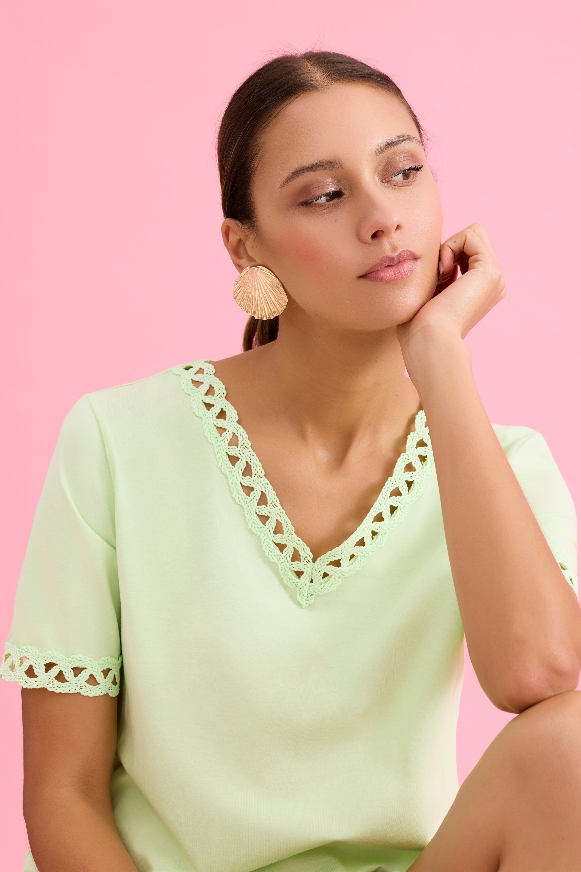 T-shirt col V détails dentelle vert