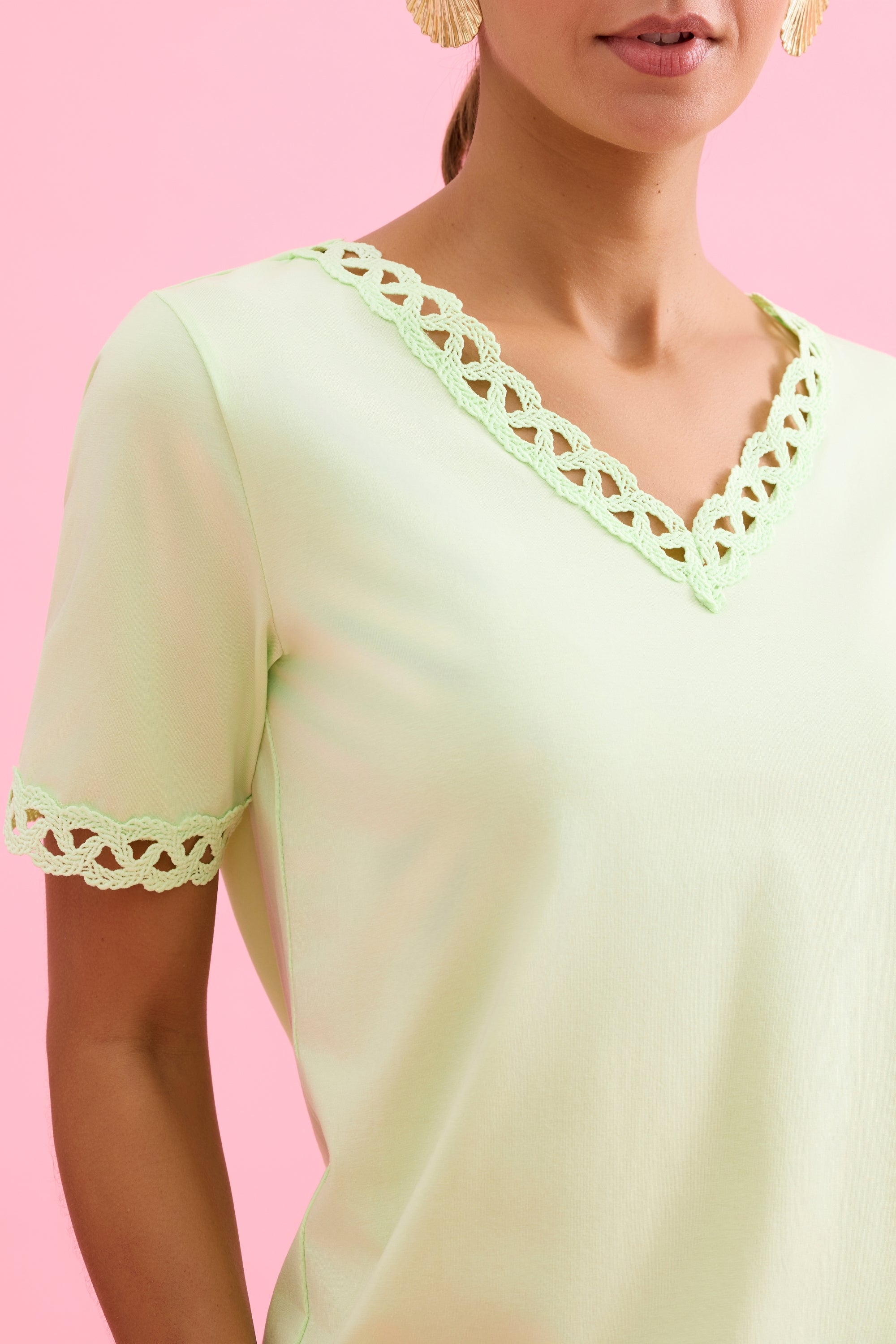 T-shirt col V détails dentelle vert