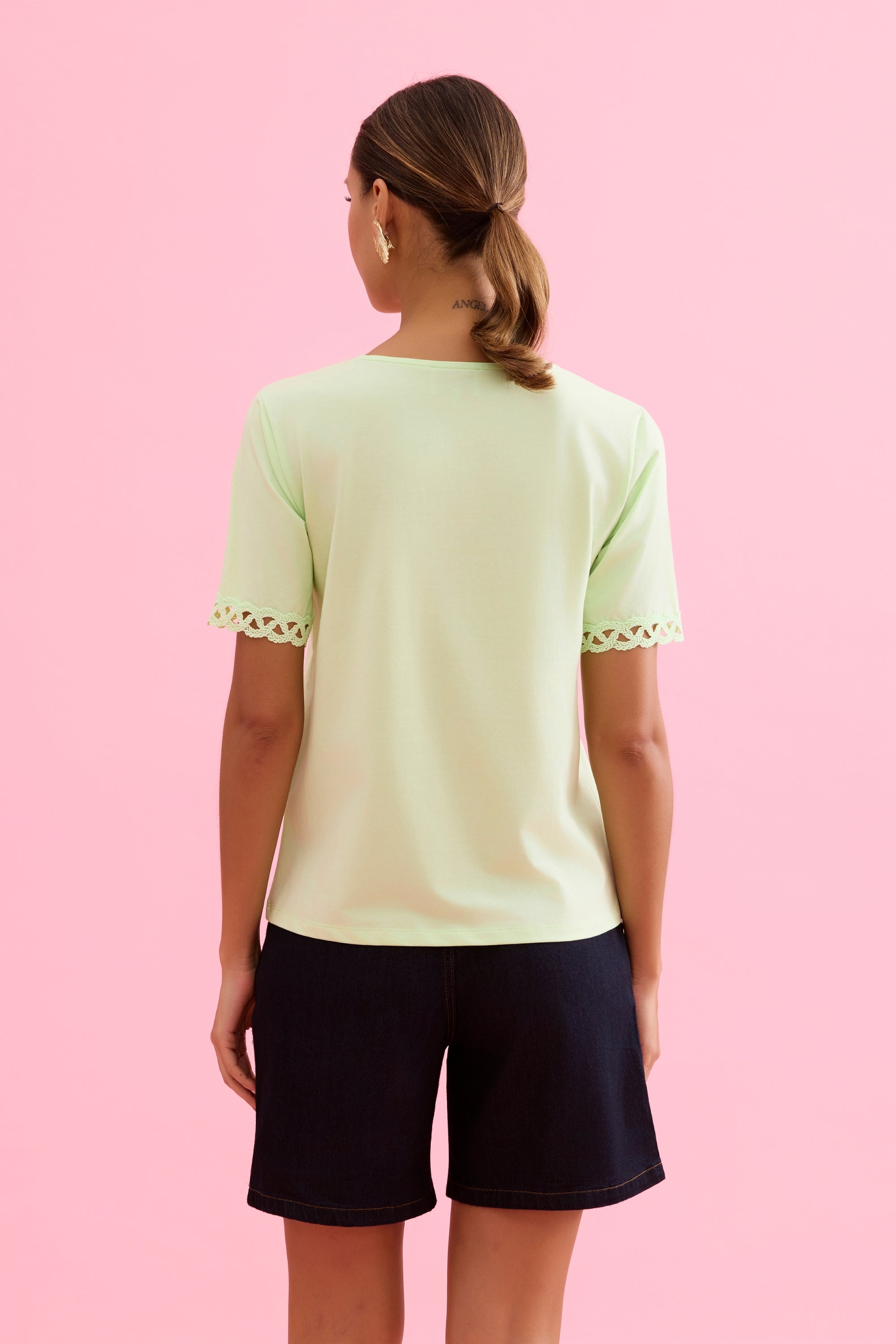 T-shirt col V détails dentelle vert