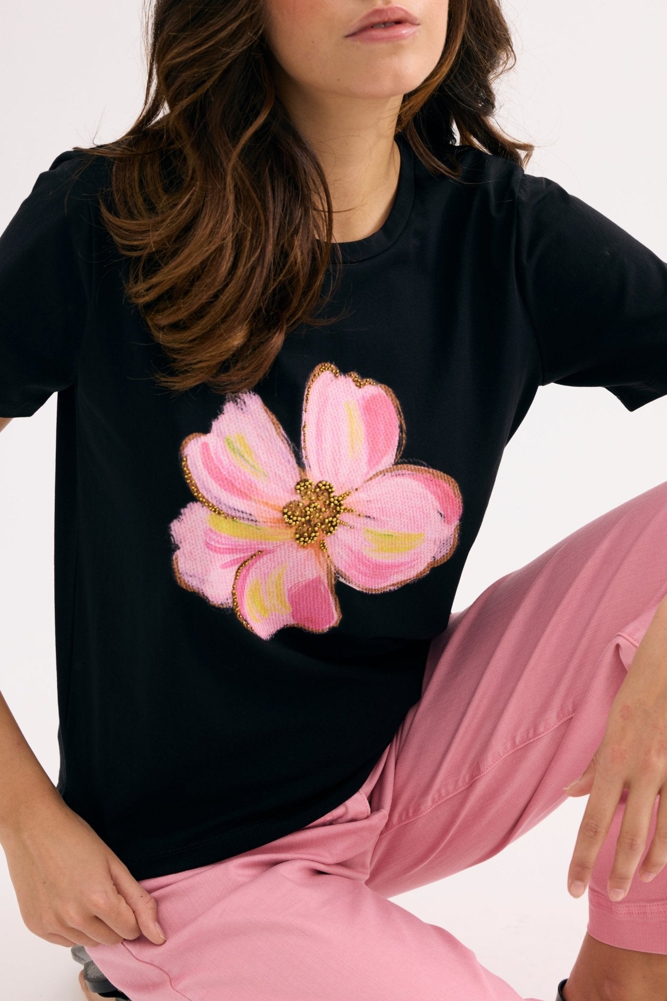 T-shirt noir à fleur rose brodée