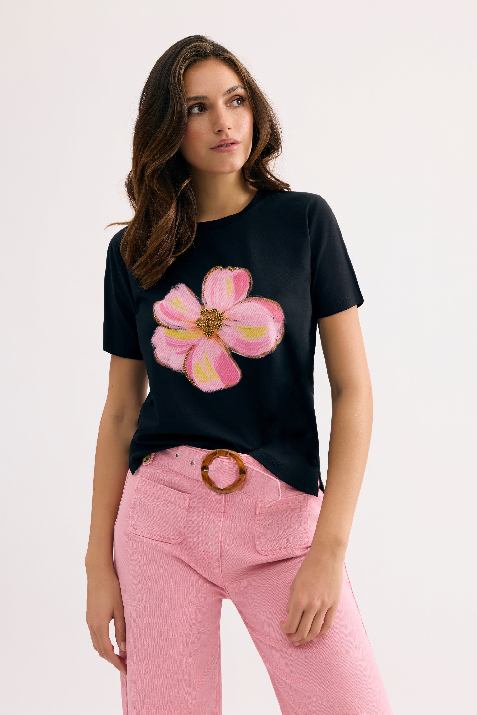 T-shirt noir à fleur rose brodée