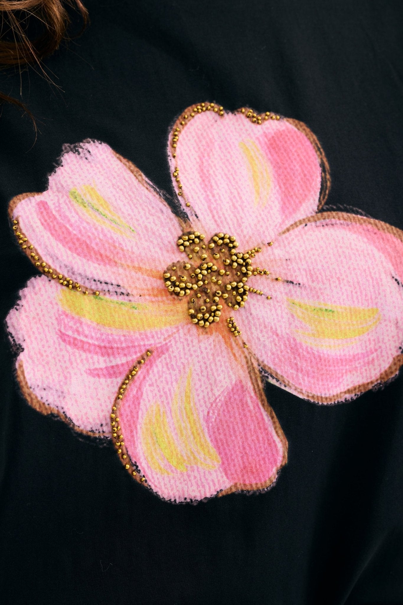 T-shirt noir à fleur rose brodée