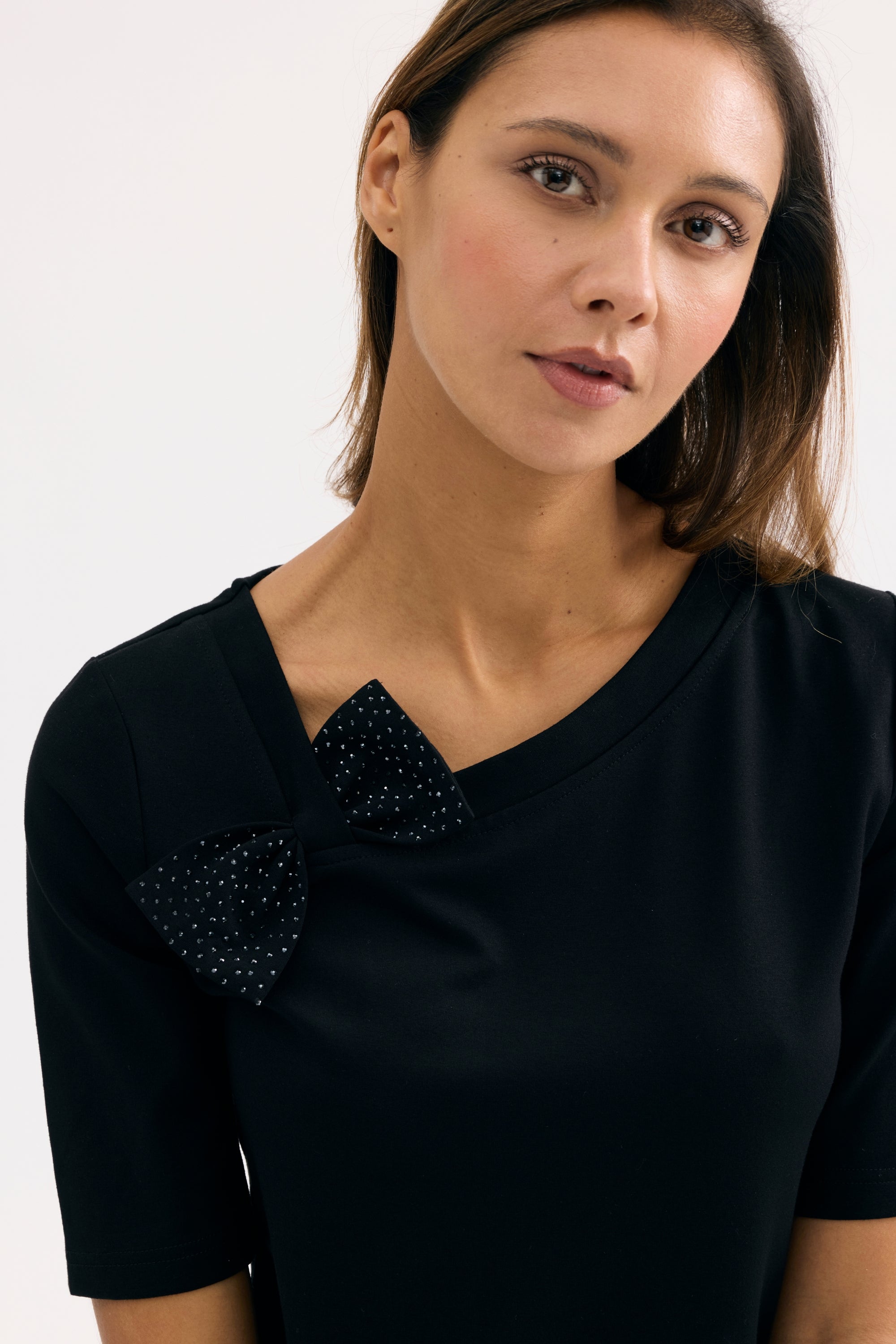 T-shirt noir avec nœud décoratif