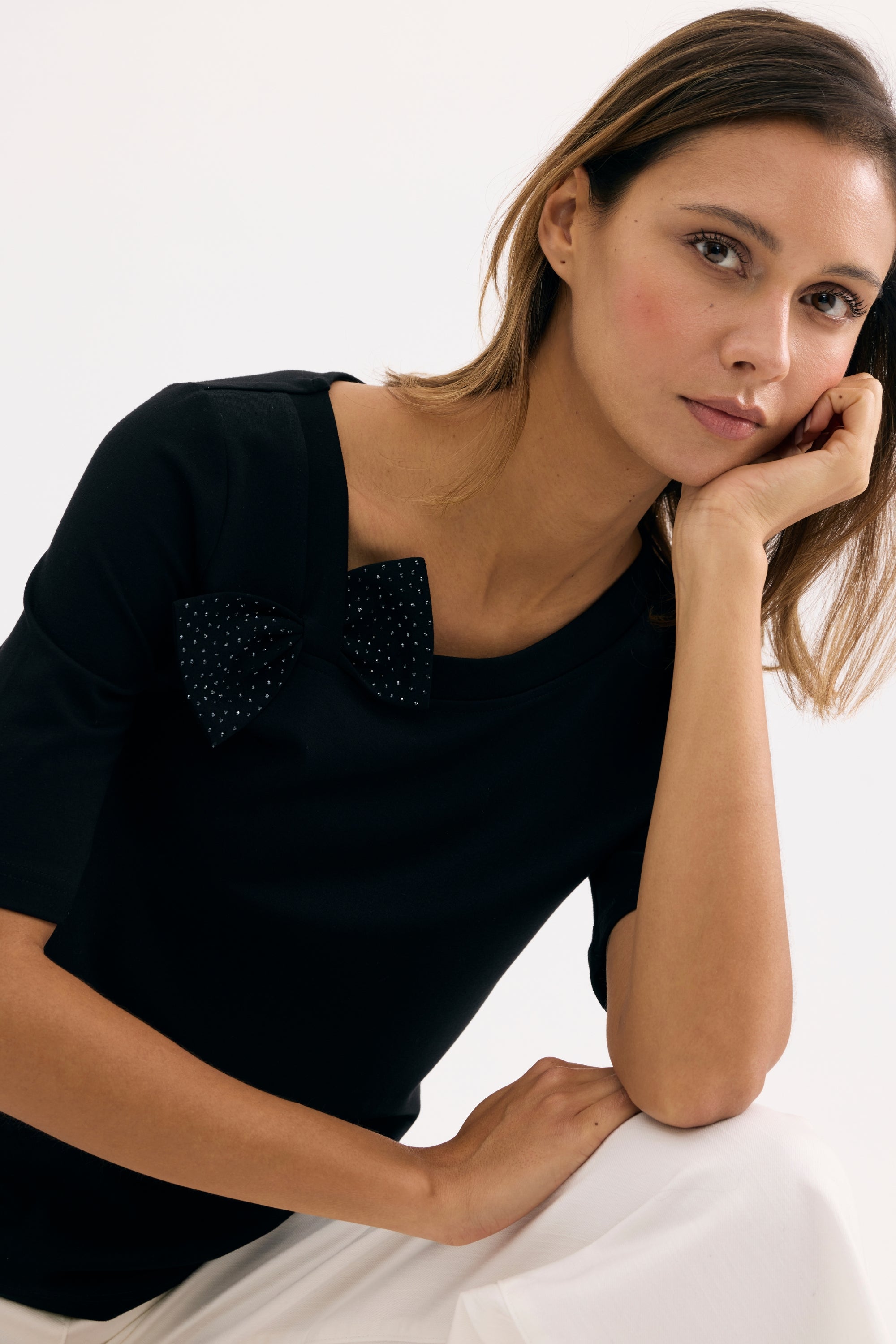 T-shirt noir avec nœud décoratif