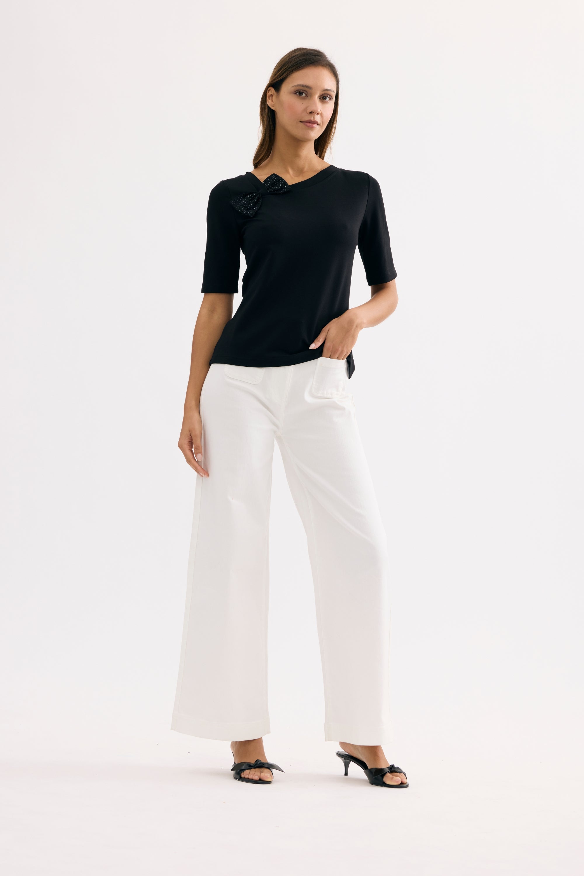 T-shirt noir avec nœud décoratif