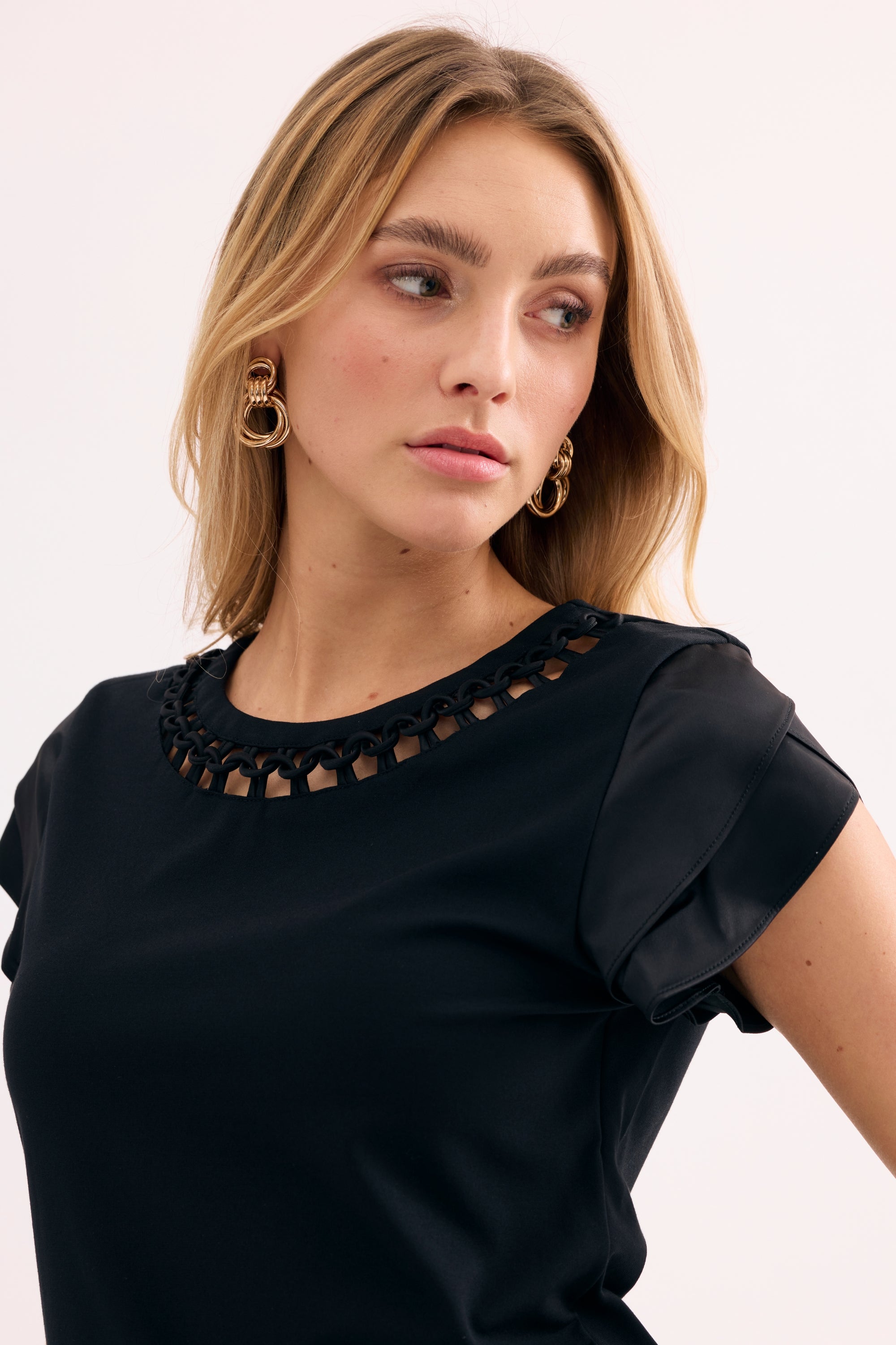 T-shirt col ajouré élégant noir