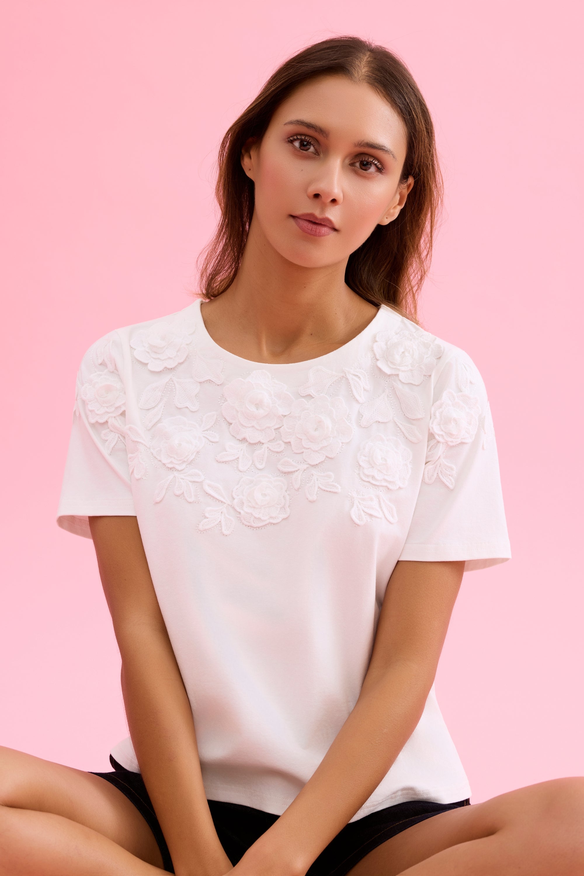 T-shirt fleurs relief couture blanc
