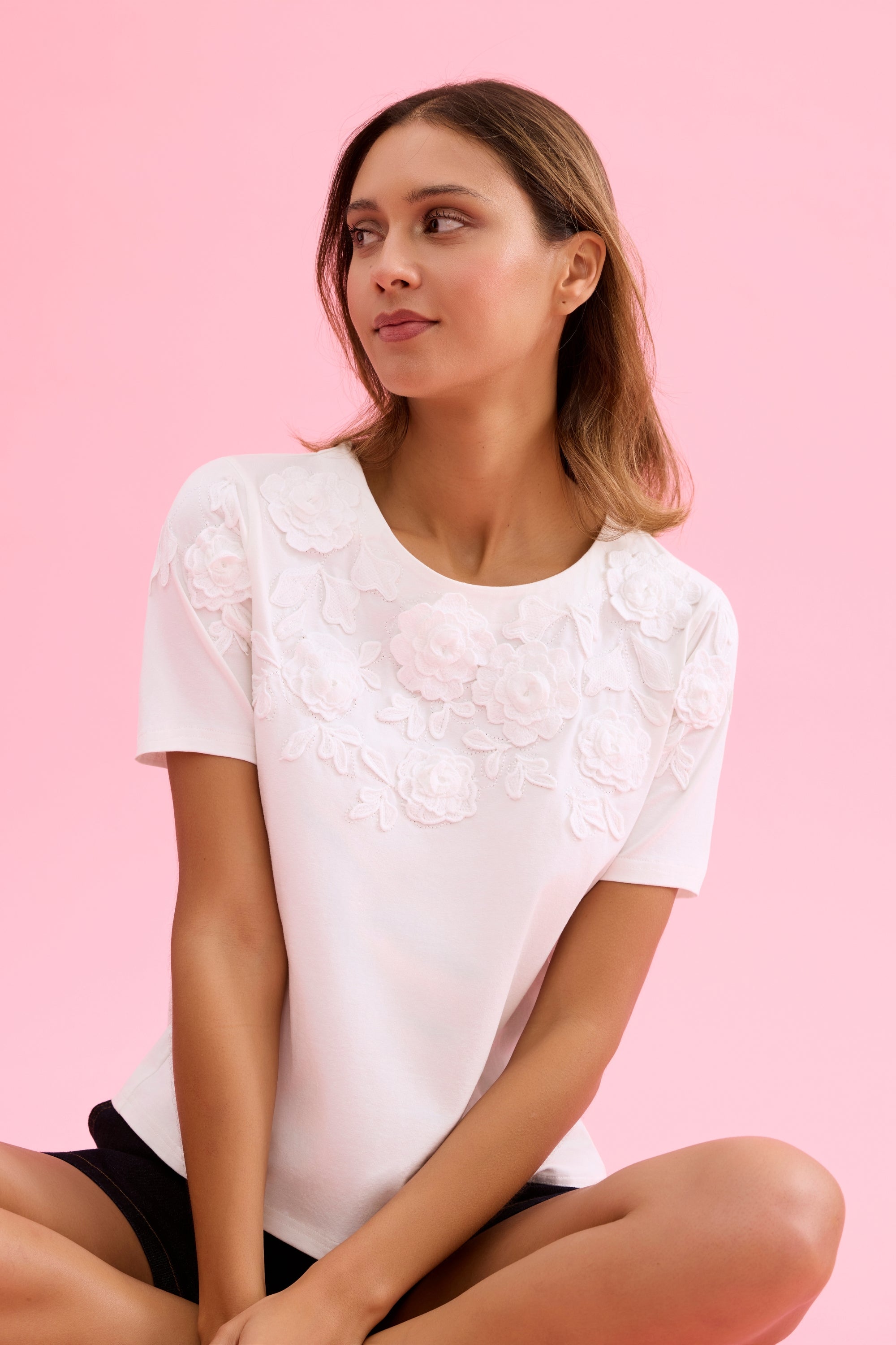 T-shirt fleurs relief couture blanc