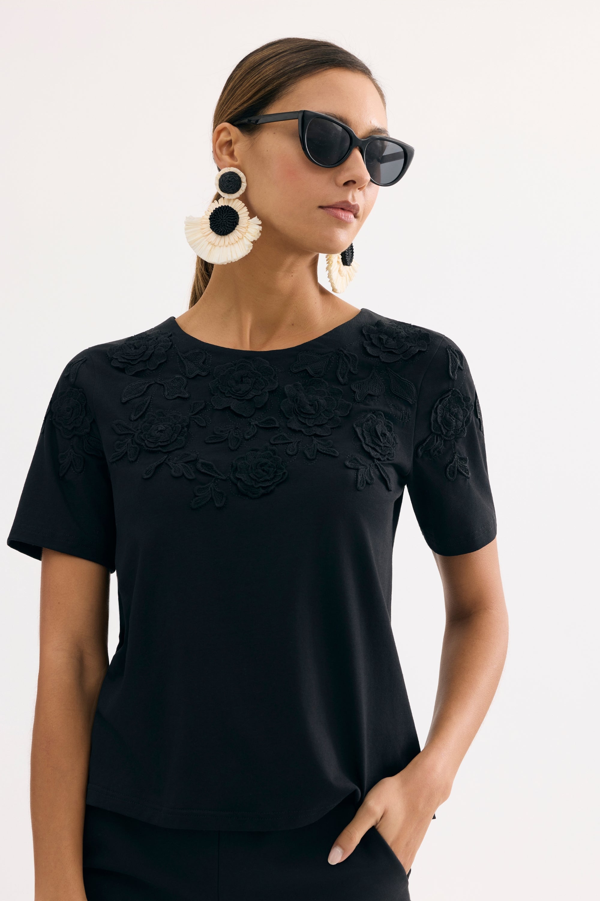 T-shirt fleurs relief couture noir