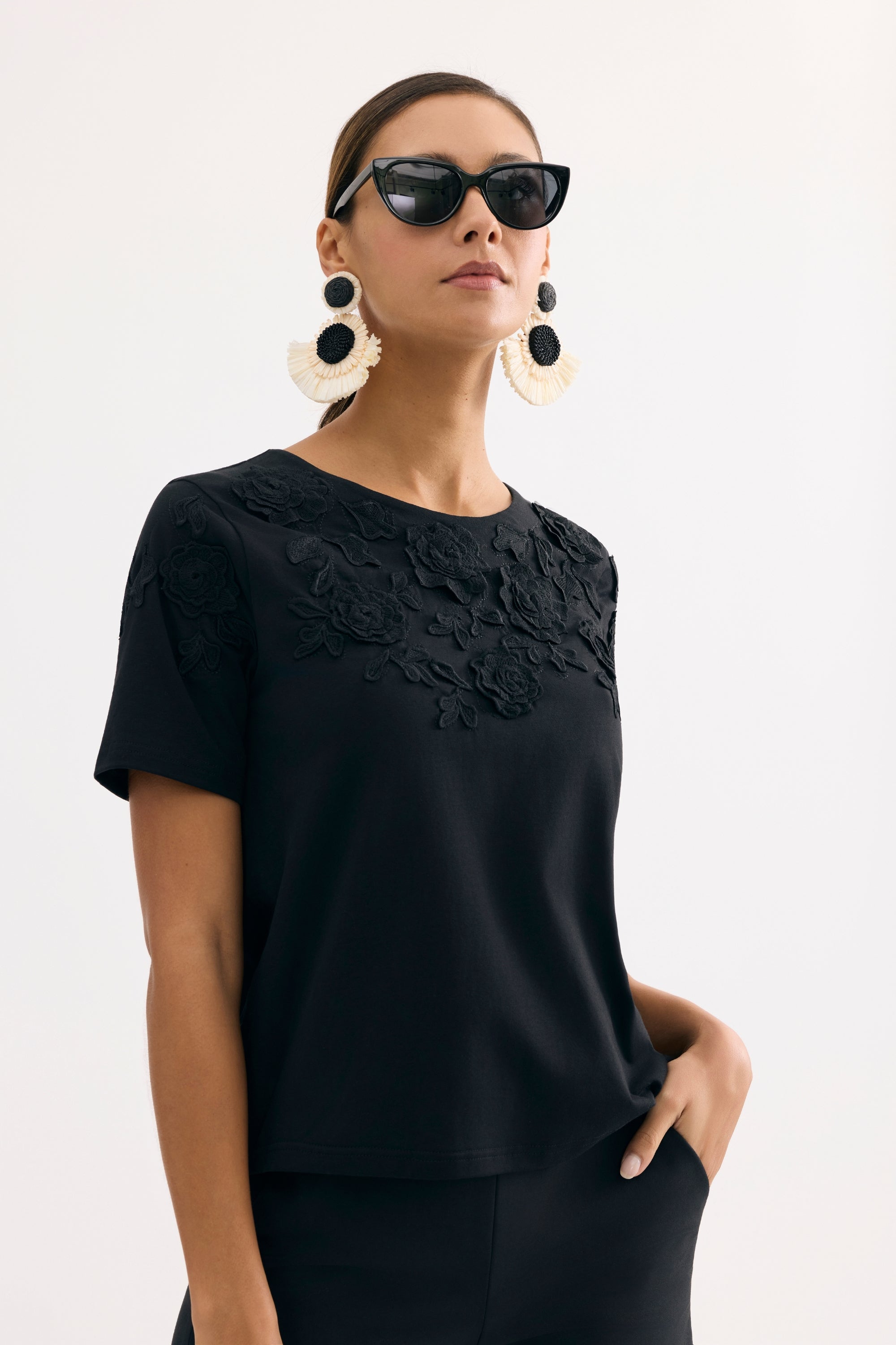 T-shirt fleurs relief couture noir
