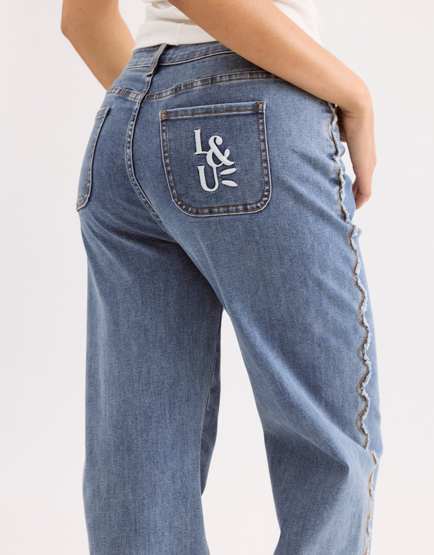 Jean droit détail ondulé bleu