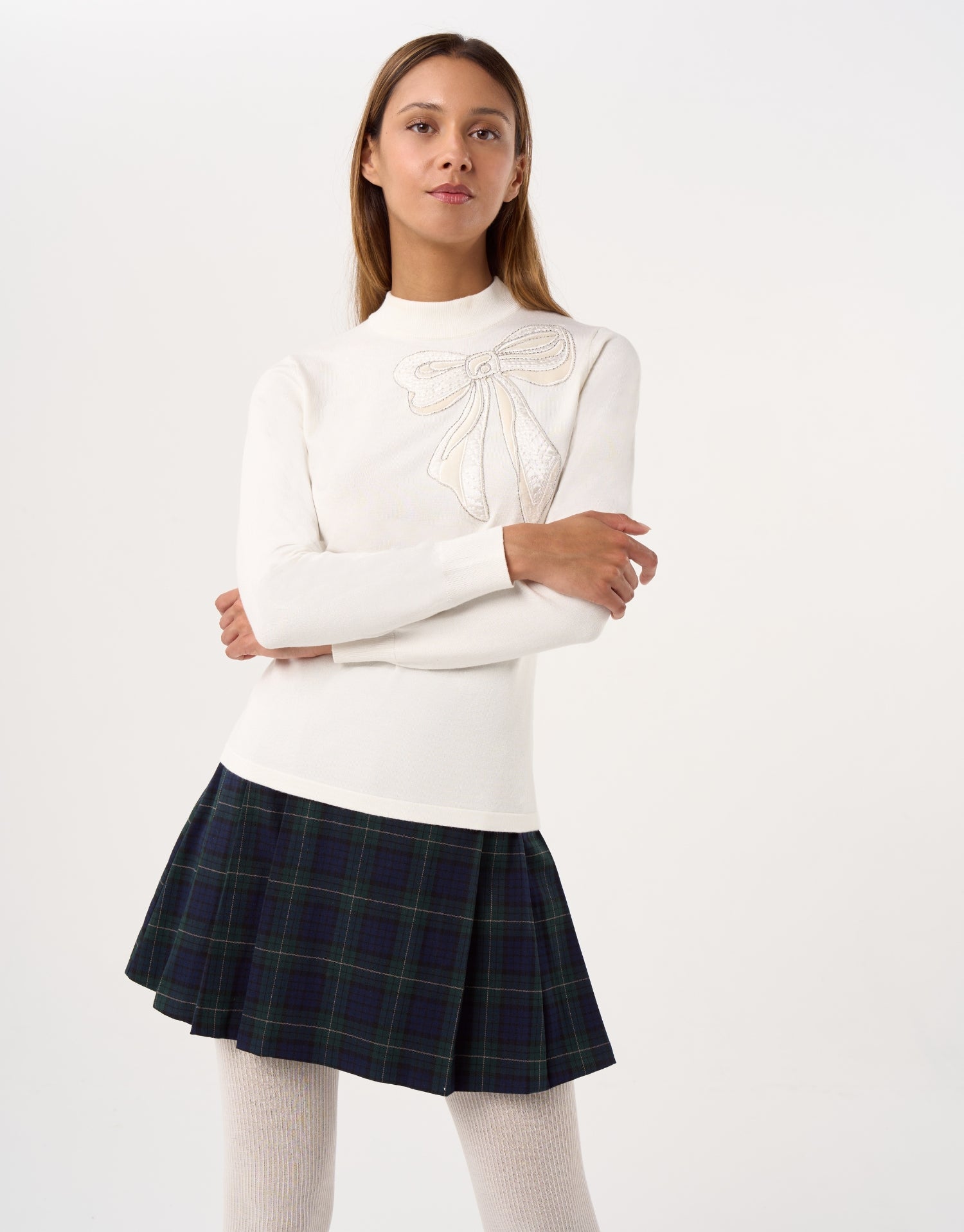 Knitted sweater with bow embroidery