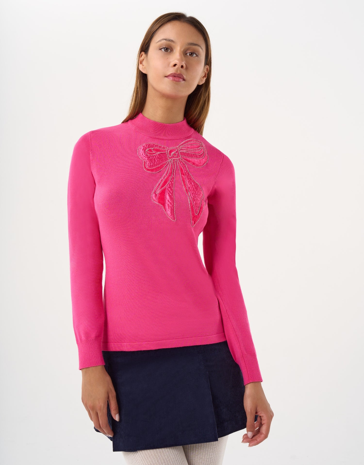 Knitted sweater with bow embroidery