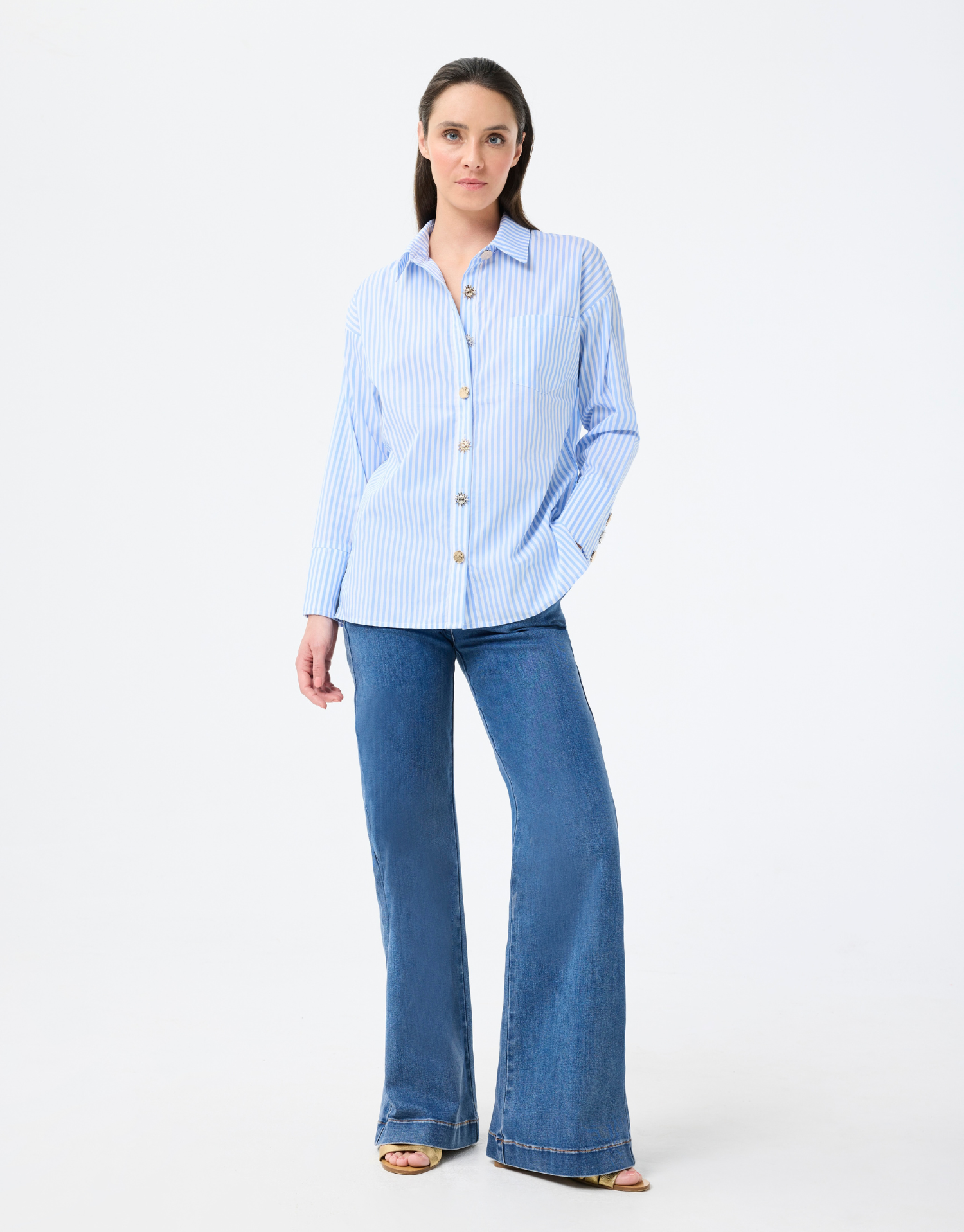chemise en 100% coton bleu à rayures, coupe élégante et intemporelle, boutons dorés en forme de soleil